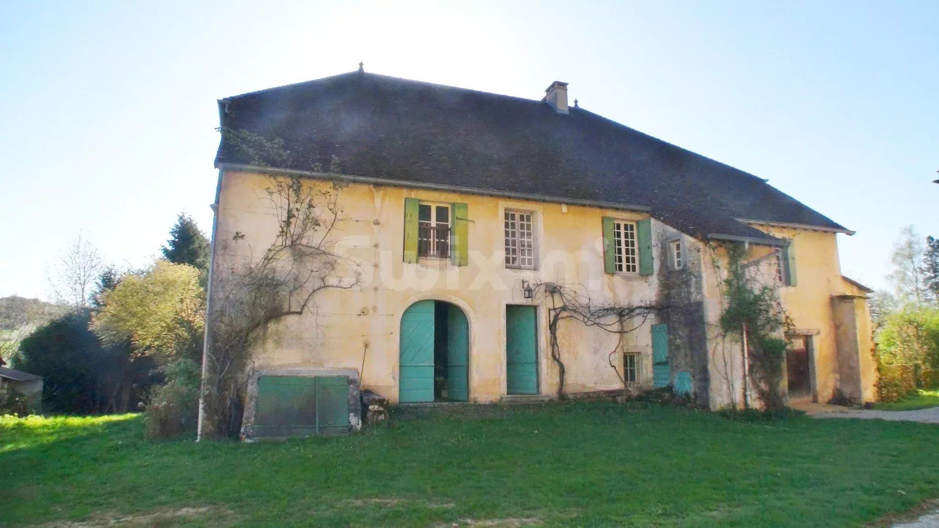 Sale Farmhouse Lons-le-Saunier 9 Rooms 290 m²