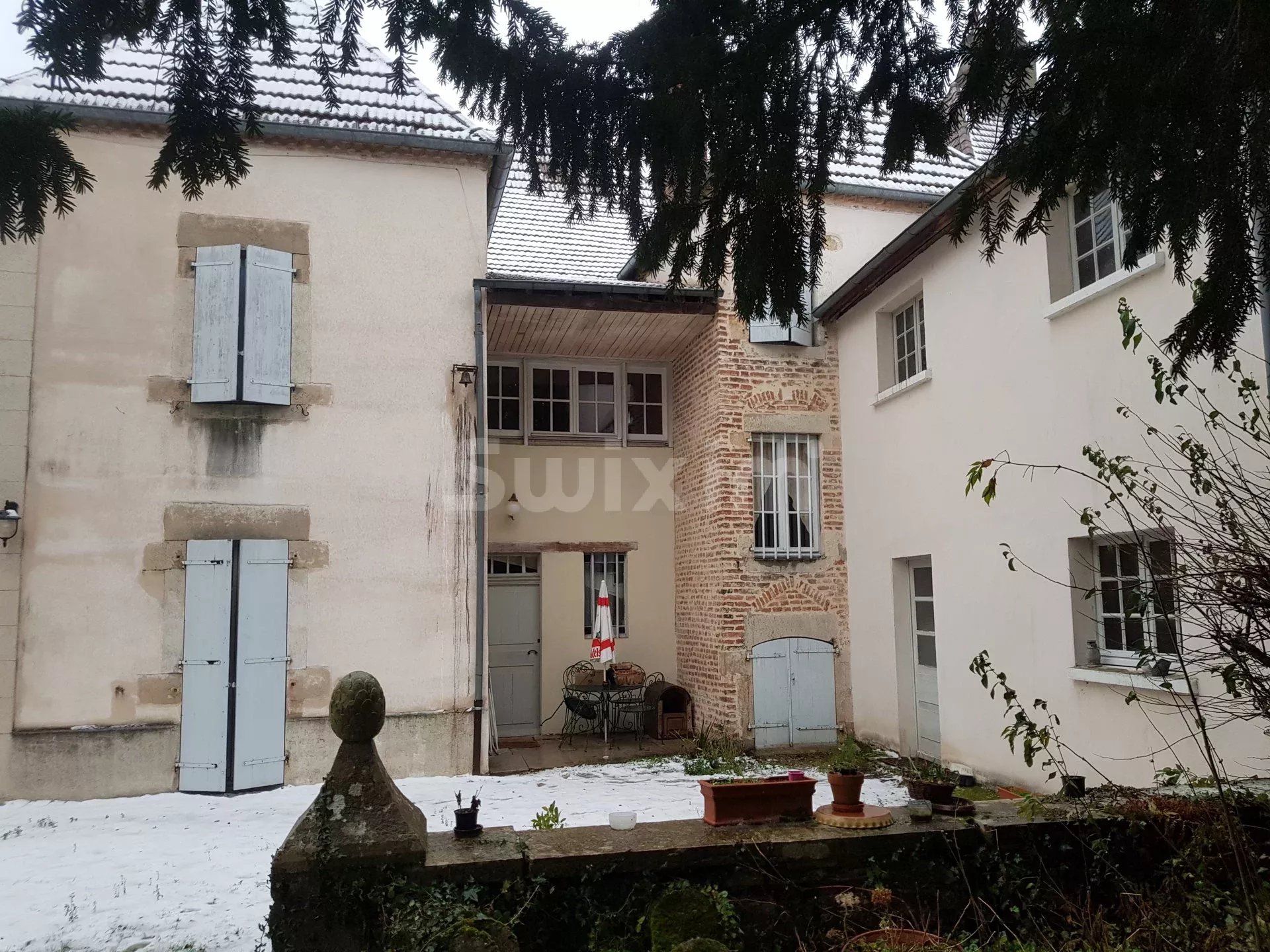 Vente Maison Lons-le-Saunier 10 Pièces 240 m²