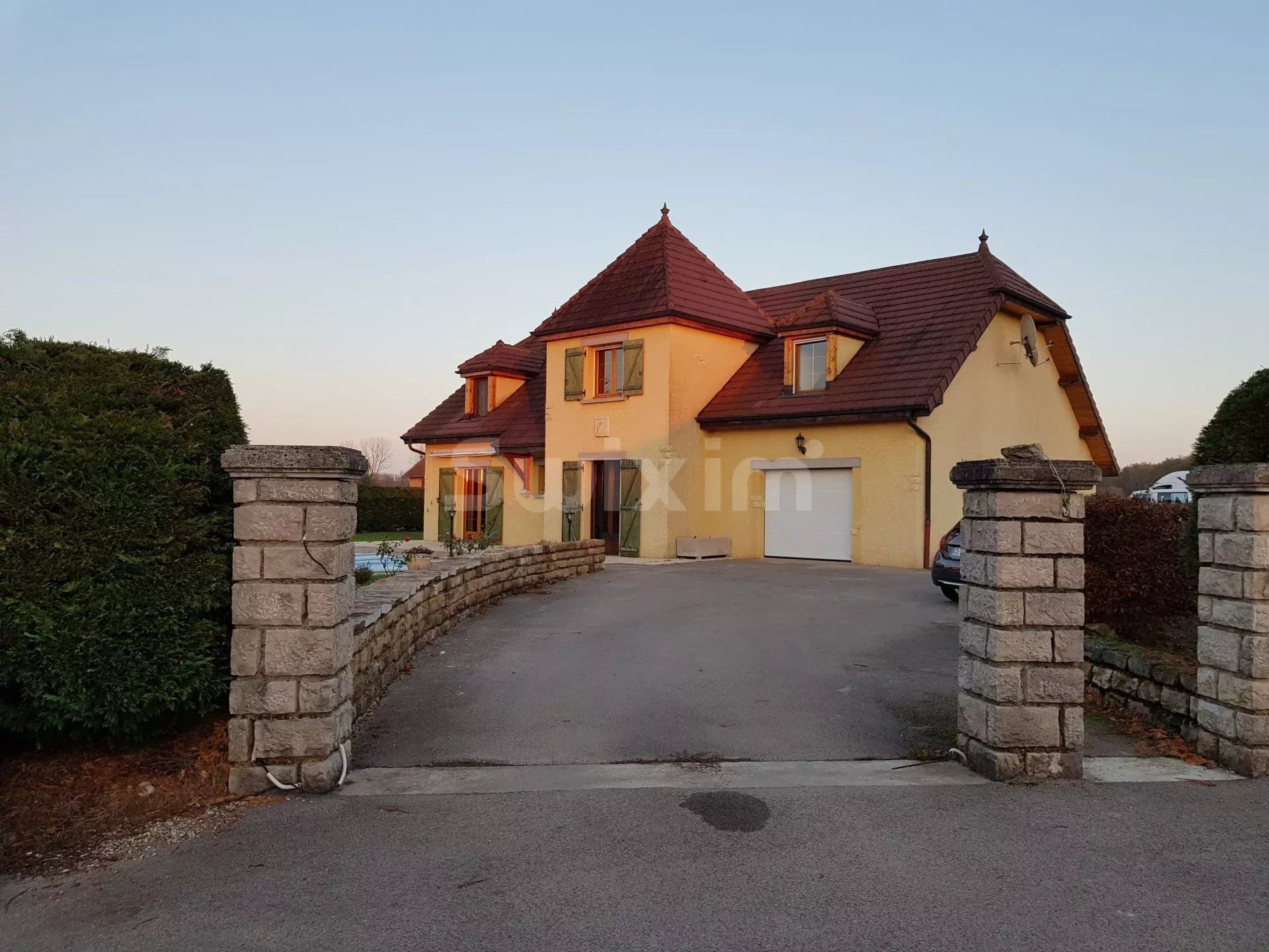 Verkauf Haus Lons-le-Saunier 7 Zimmer 203 m²