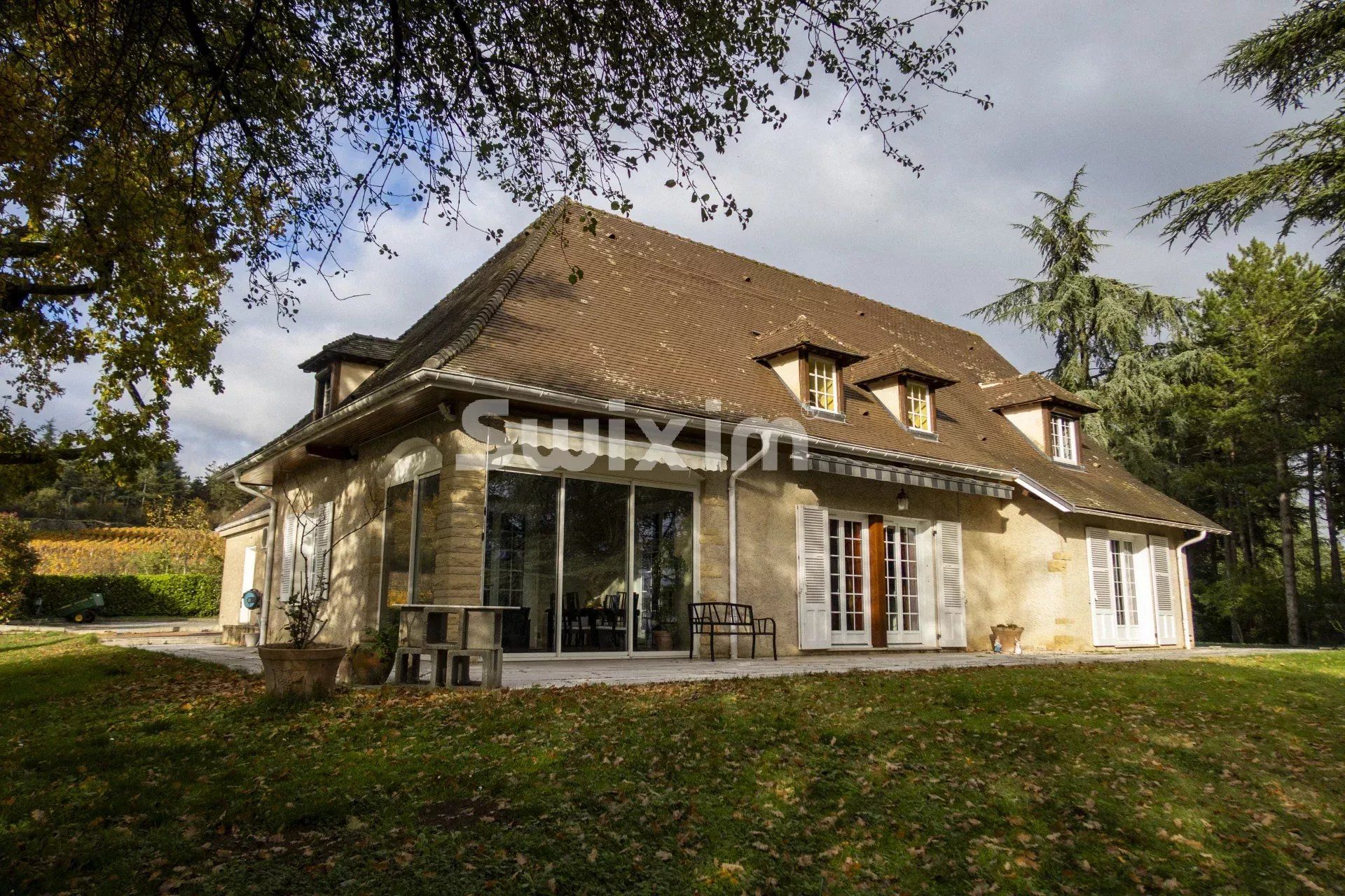 villa 8 Rooms for sale on Beaune (21200)