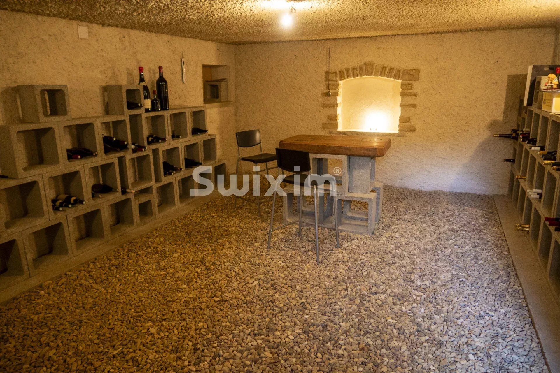 villa 8 Rooms for sale on Beaune (21200)