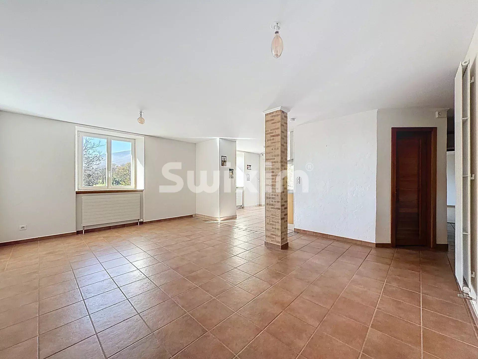 house 12 Rooms for sale on Saint-Jean-de-Gonville (01630)