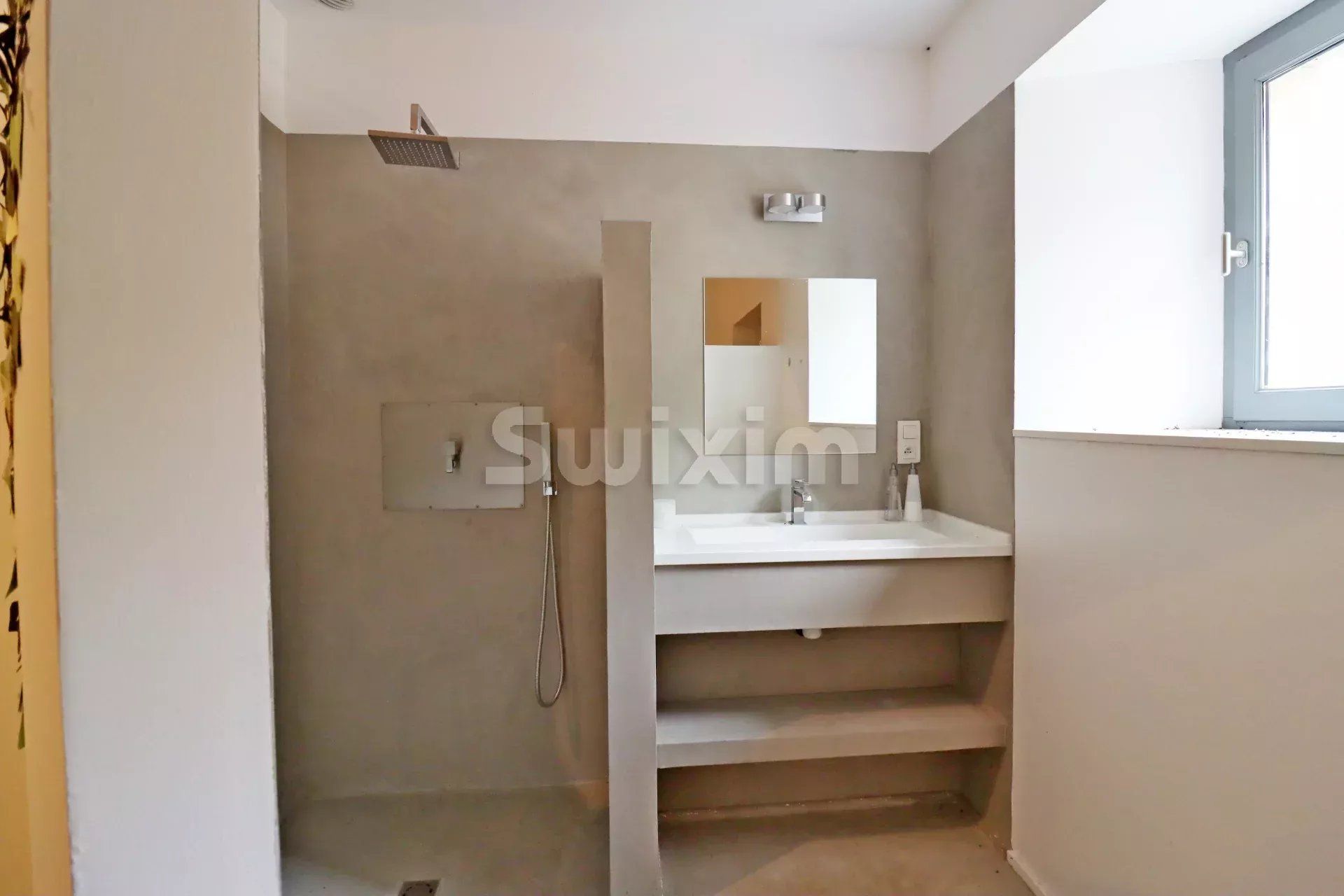 propriété 8 Pièces en vente sur Die (26150)