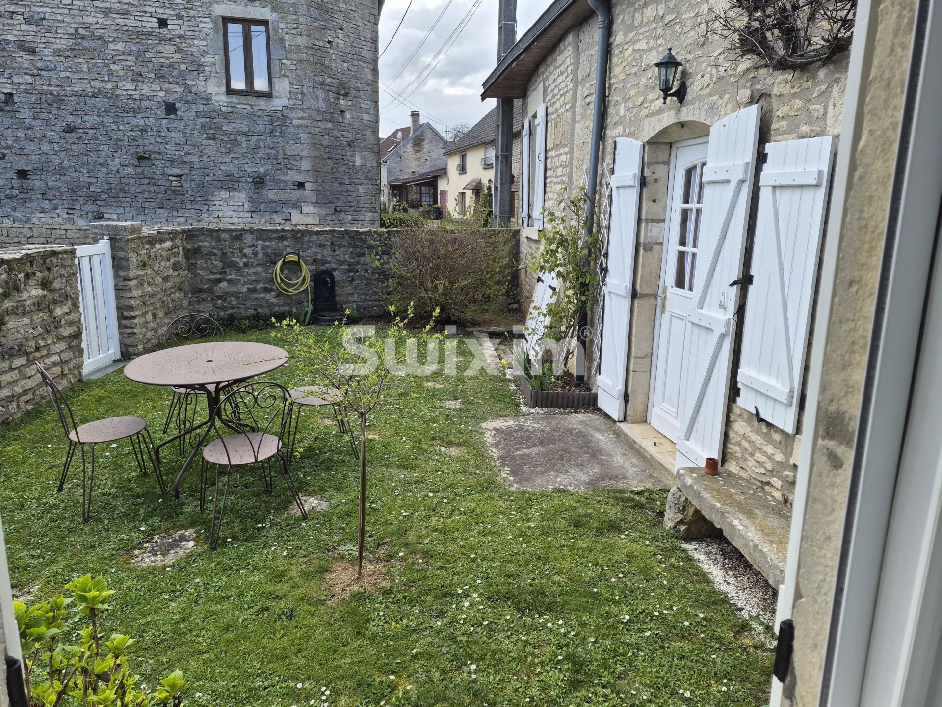 house 8 Rooms for sale on Montbard (21500)
