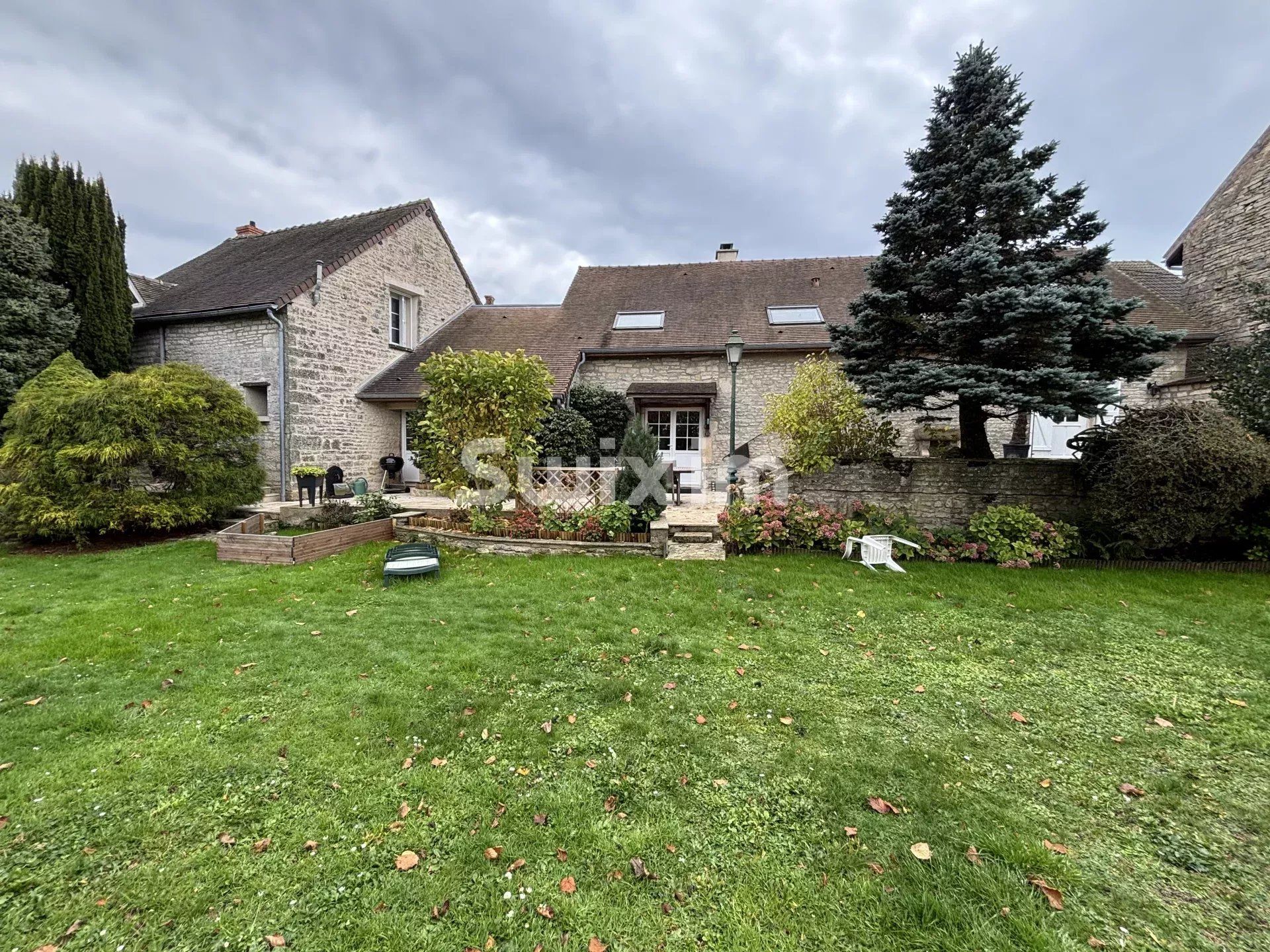 house 8 Rooms for sale on Montbard (21500)