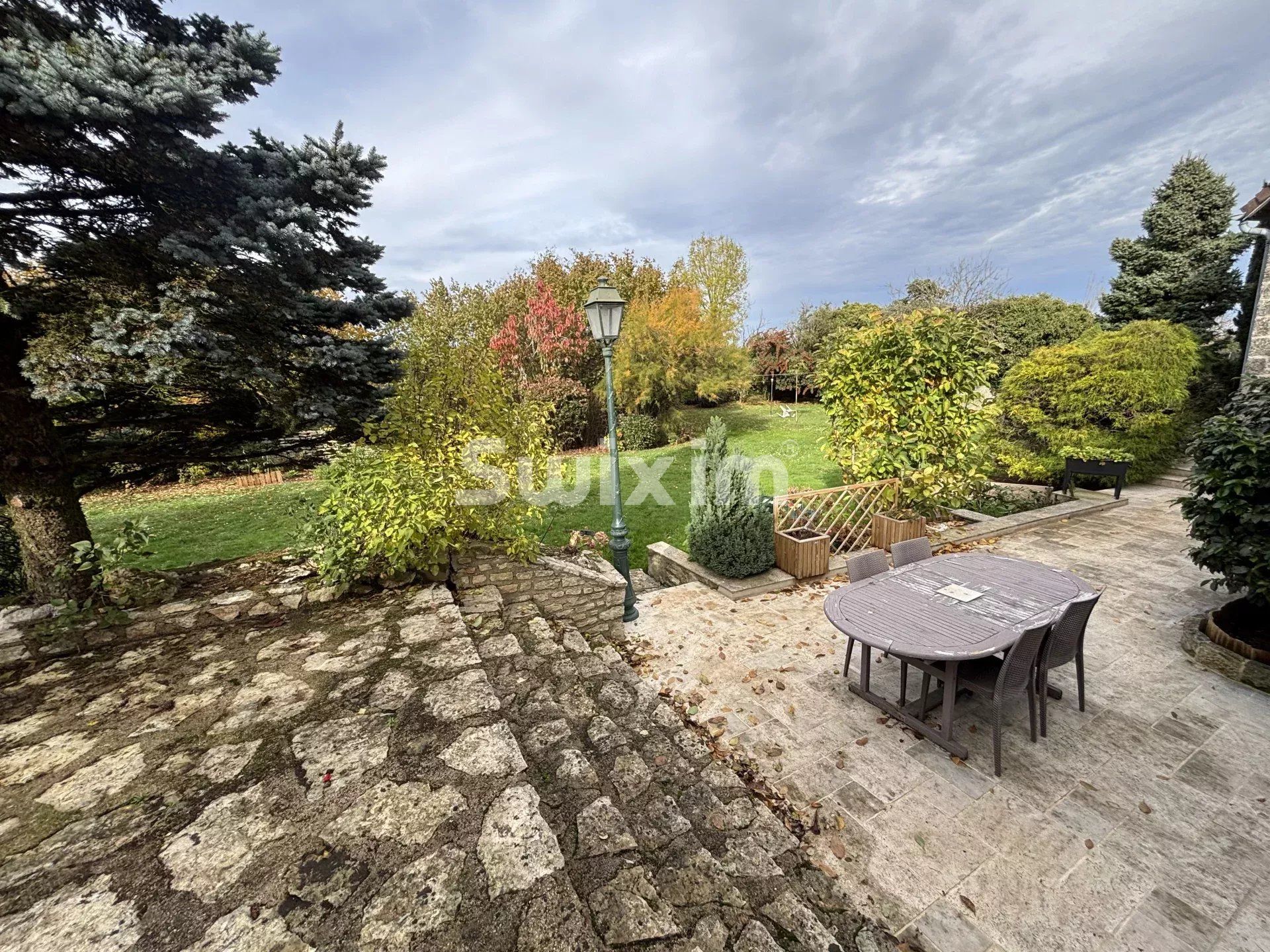 house 8 Rooms for sale on Montbard (21500)