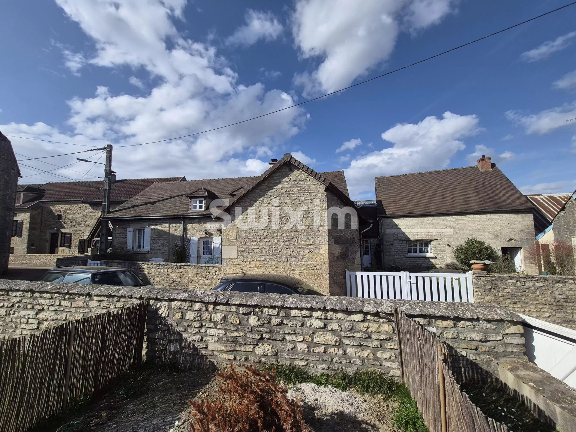 house 8 Rooms for sale on Montbard (21500)