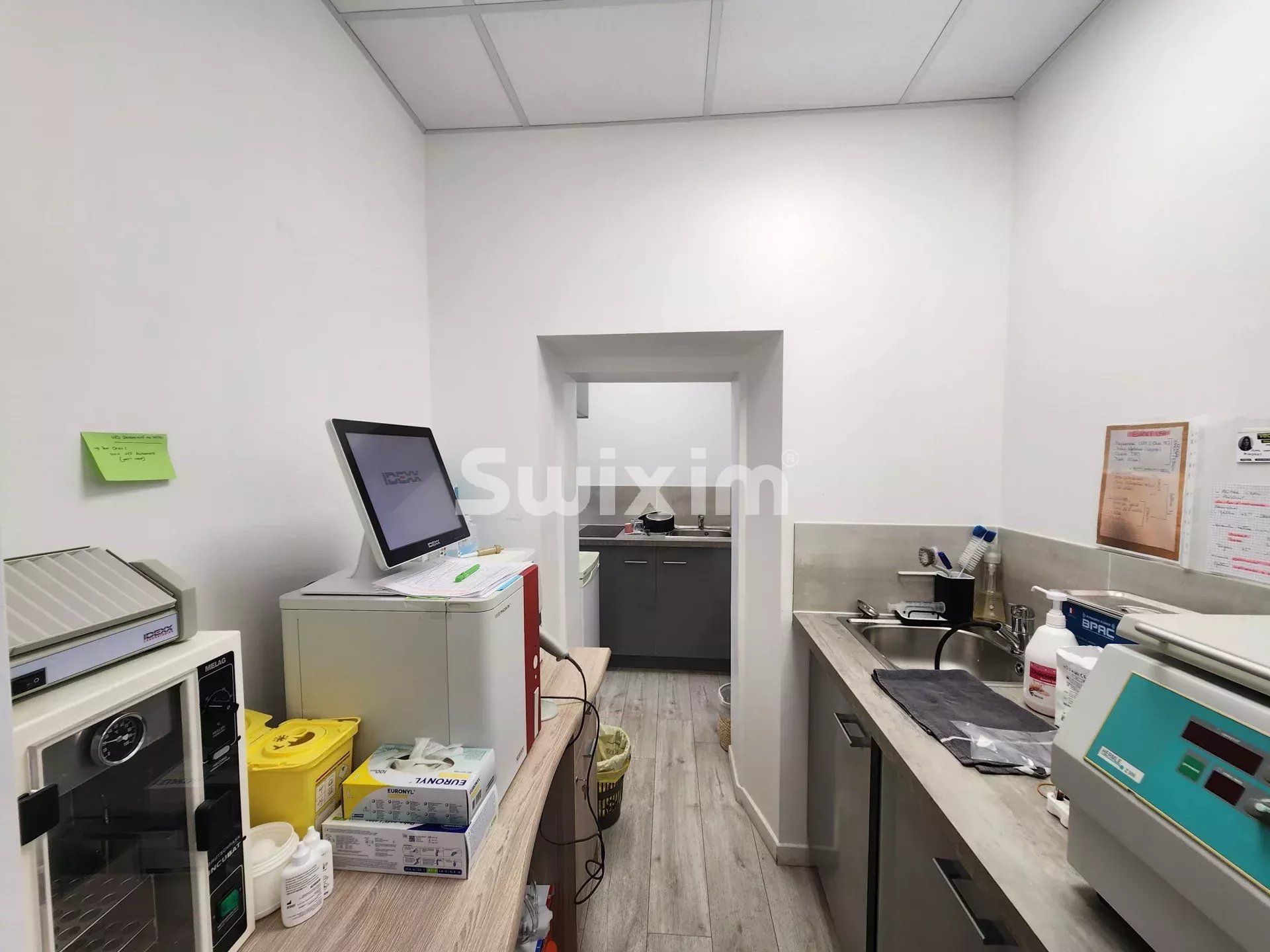 commercial local 3 Rooms for sale on Les Arcs (83460)