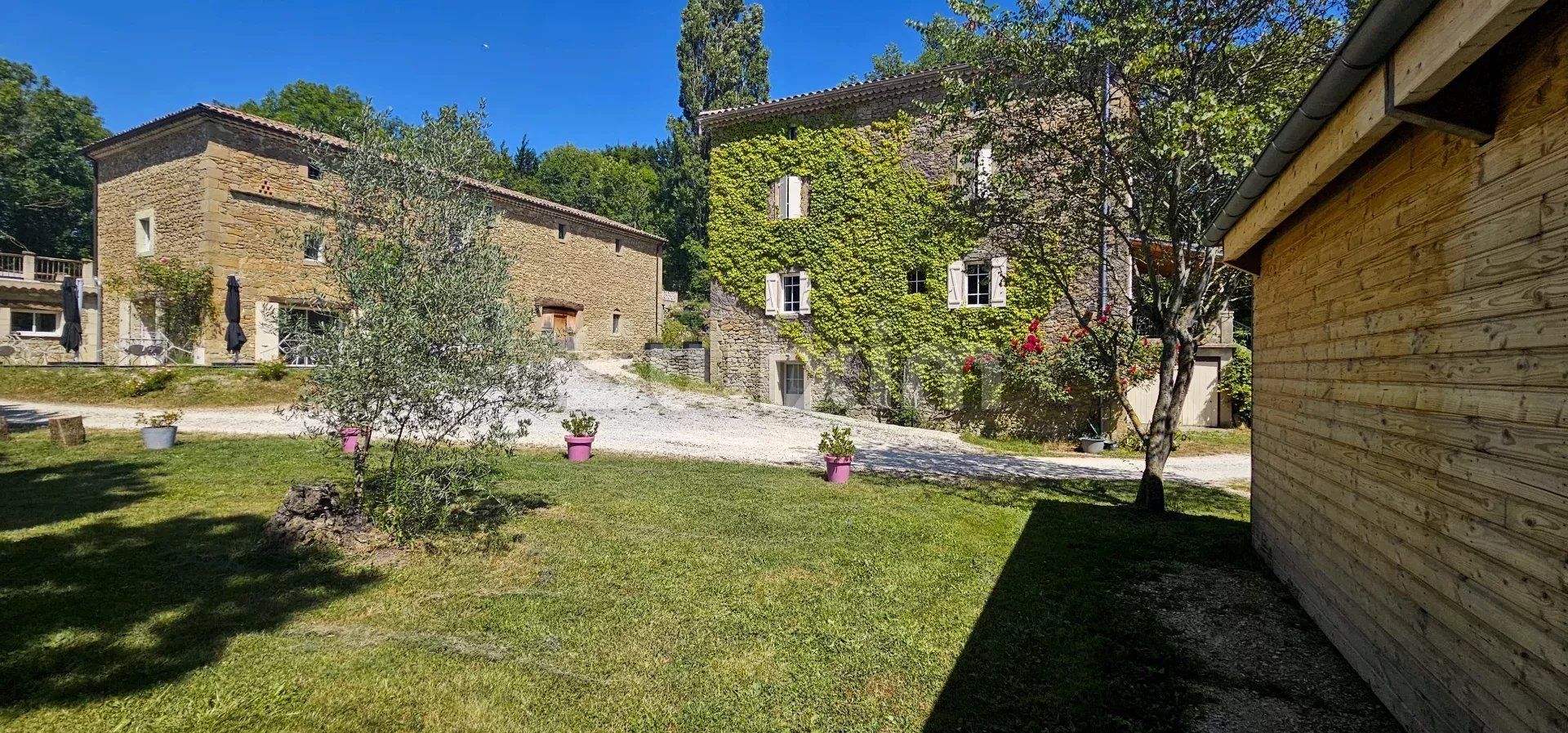 local comercial 26 Salas en venta en Dieulefit (26220)