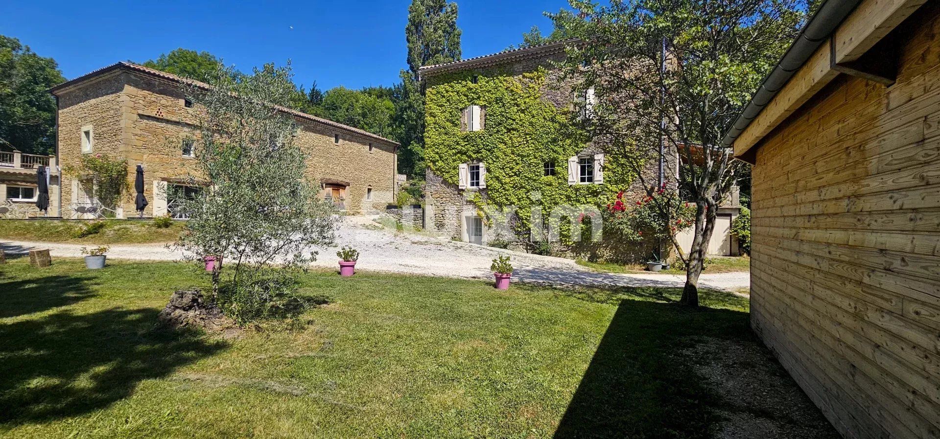 locale commerciale 26 Camere in vendita su Dieulefit (26220)