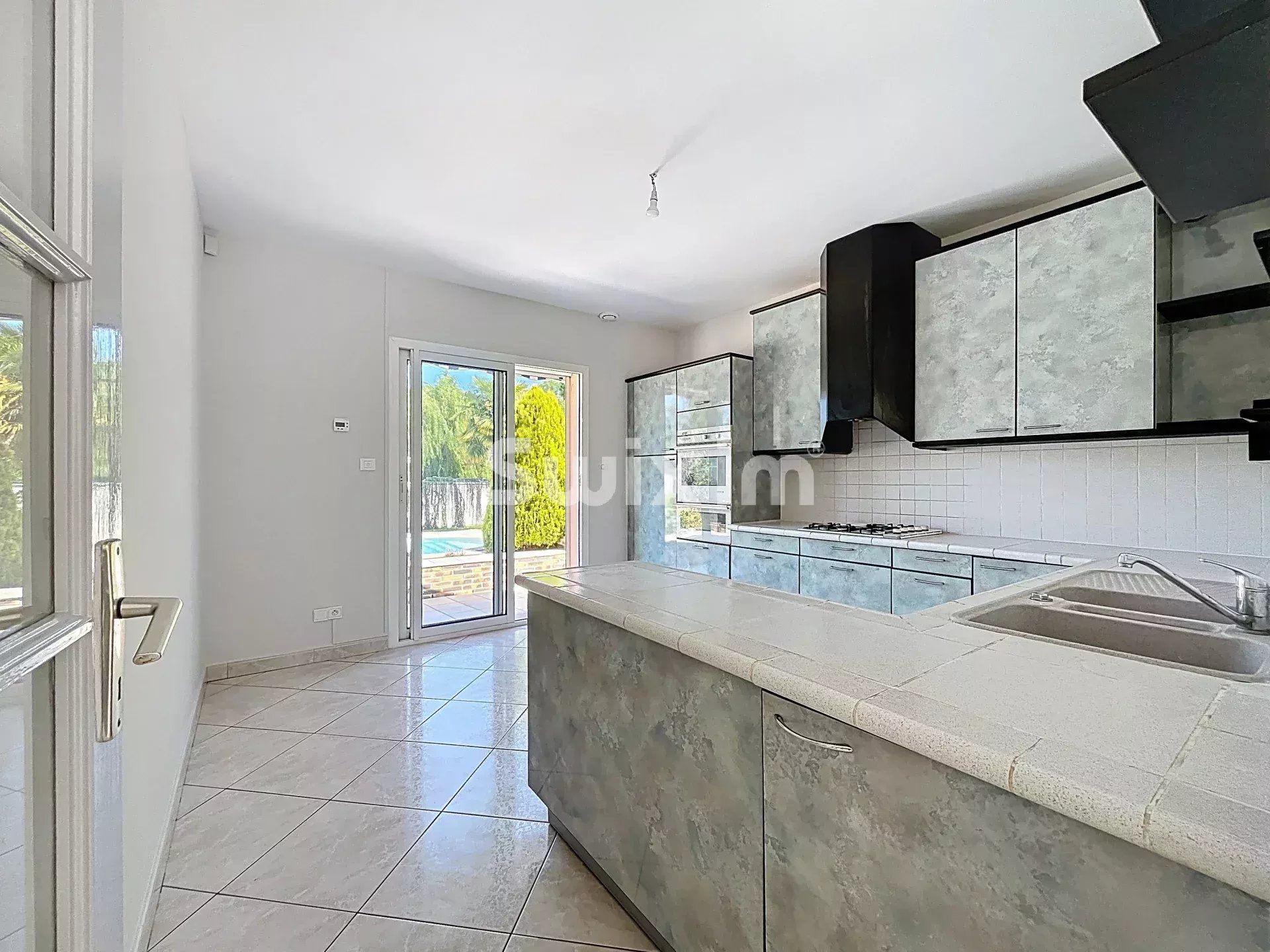 house 6 Rooms for sale on Limonest (69760)