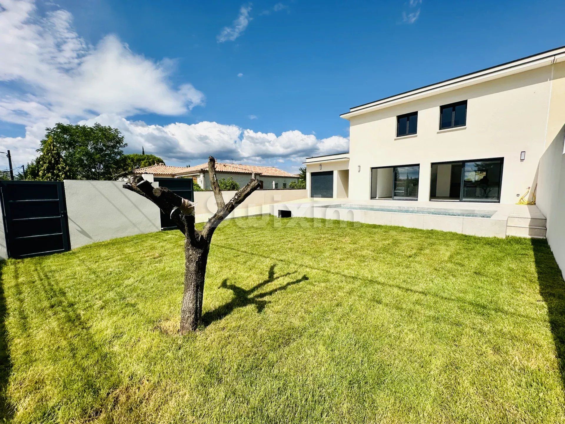 villa 6 Rooms for sale on Alès (30100)