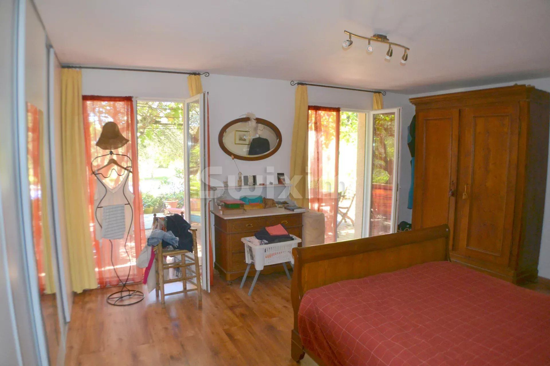 house 10 Rooms for sale on Saint-Laurent-d'Aigouze (30220)