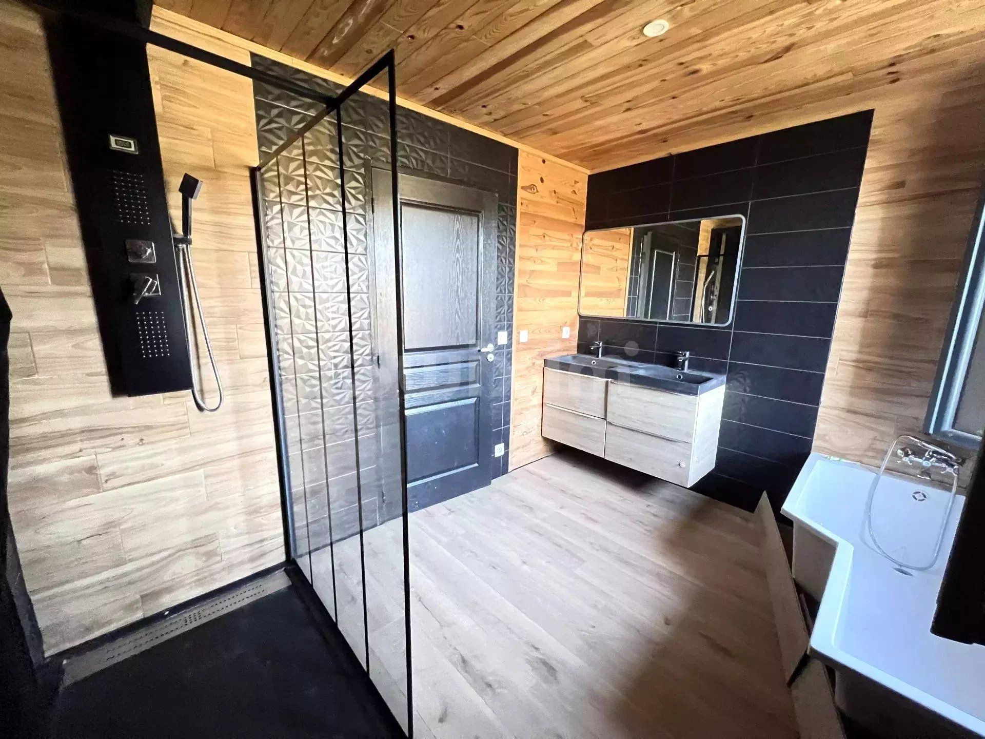 house 10 Rooms for sale on Orgelet (39270)