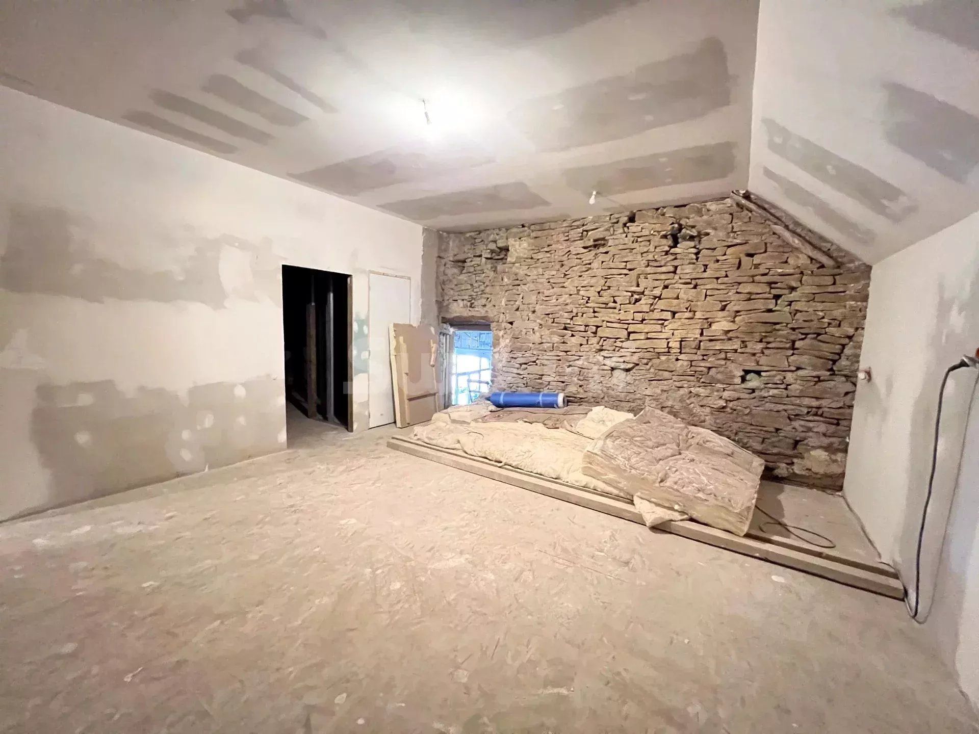 house 10 Rooms for sale on Orgelet (39270)