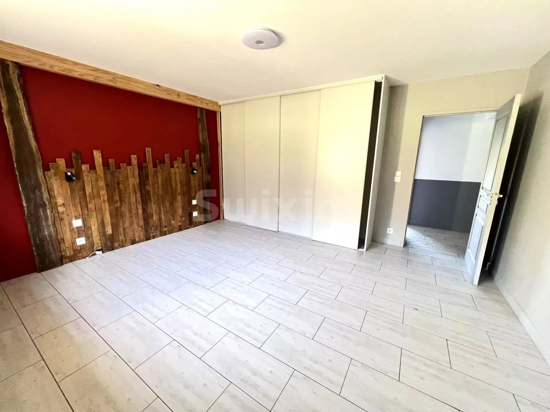 house 10 Rooms for sale on Orgelet (39270)