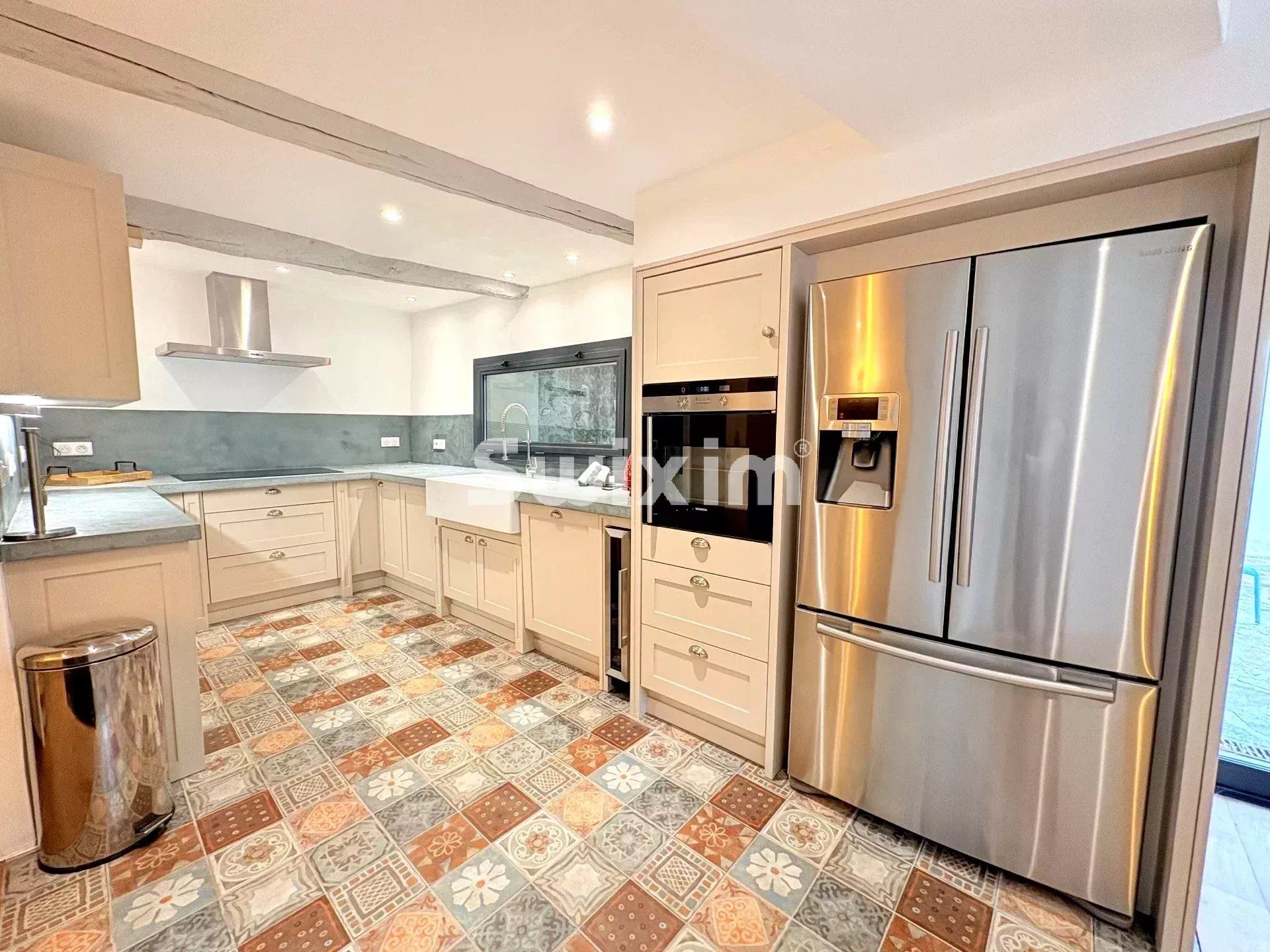 house 6 Rooms for sale on Le Plan-de-la-Tour (83120)