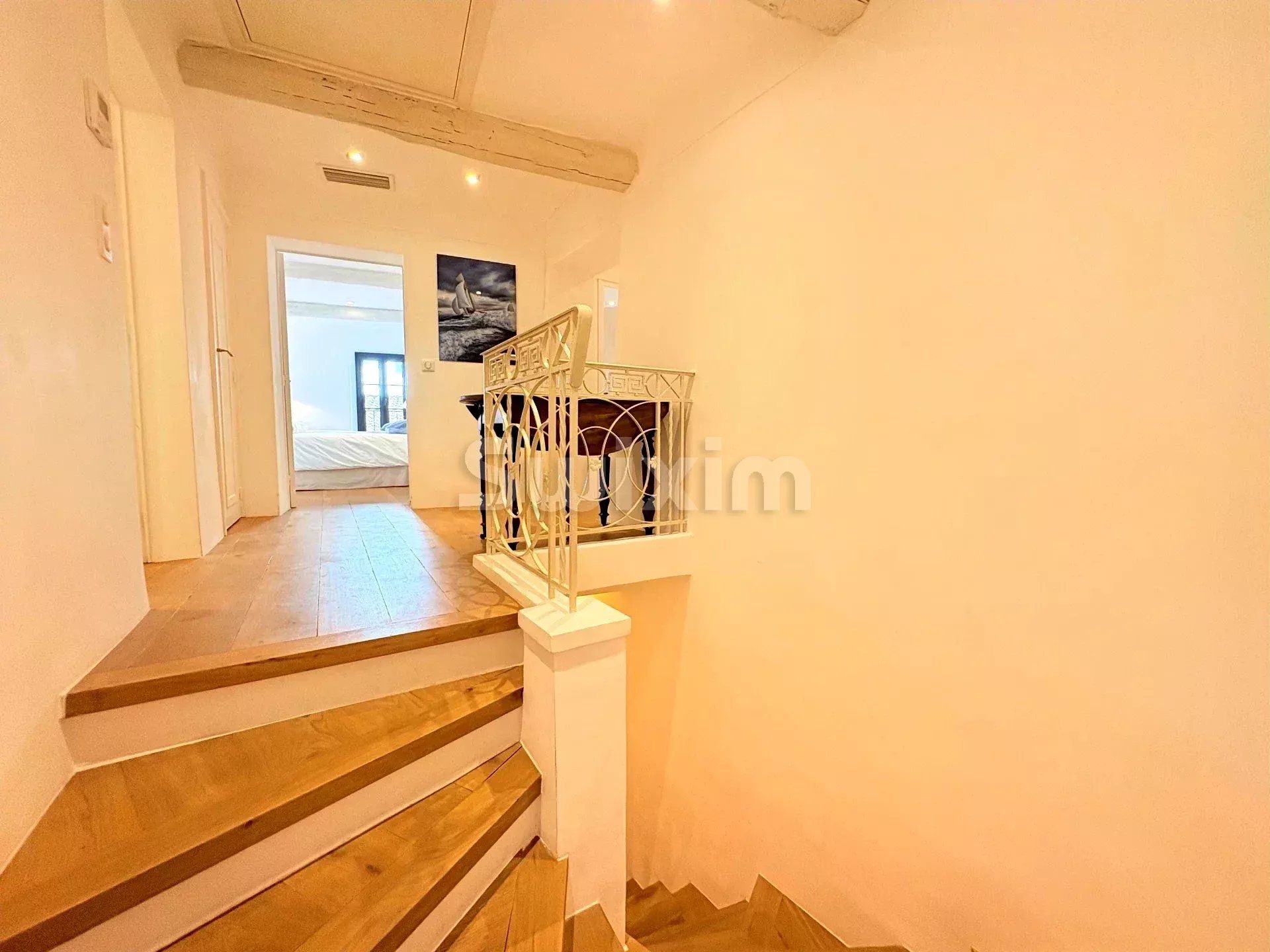 house 6 Rooms for sale on Le Plan-de-la-Tour (83120)