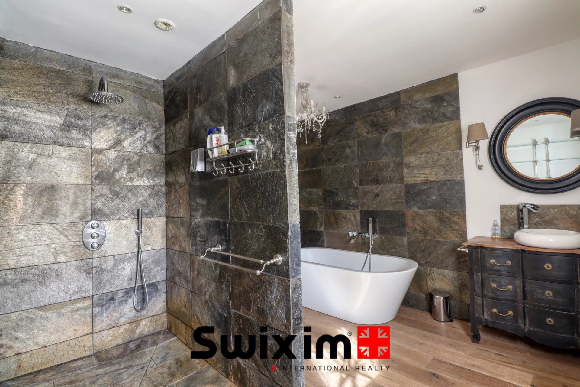 house 8 Rooms for sale on Saint-Estèphe (33180)