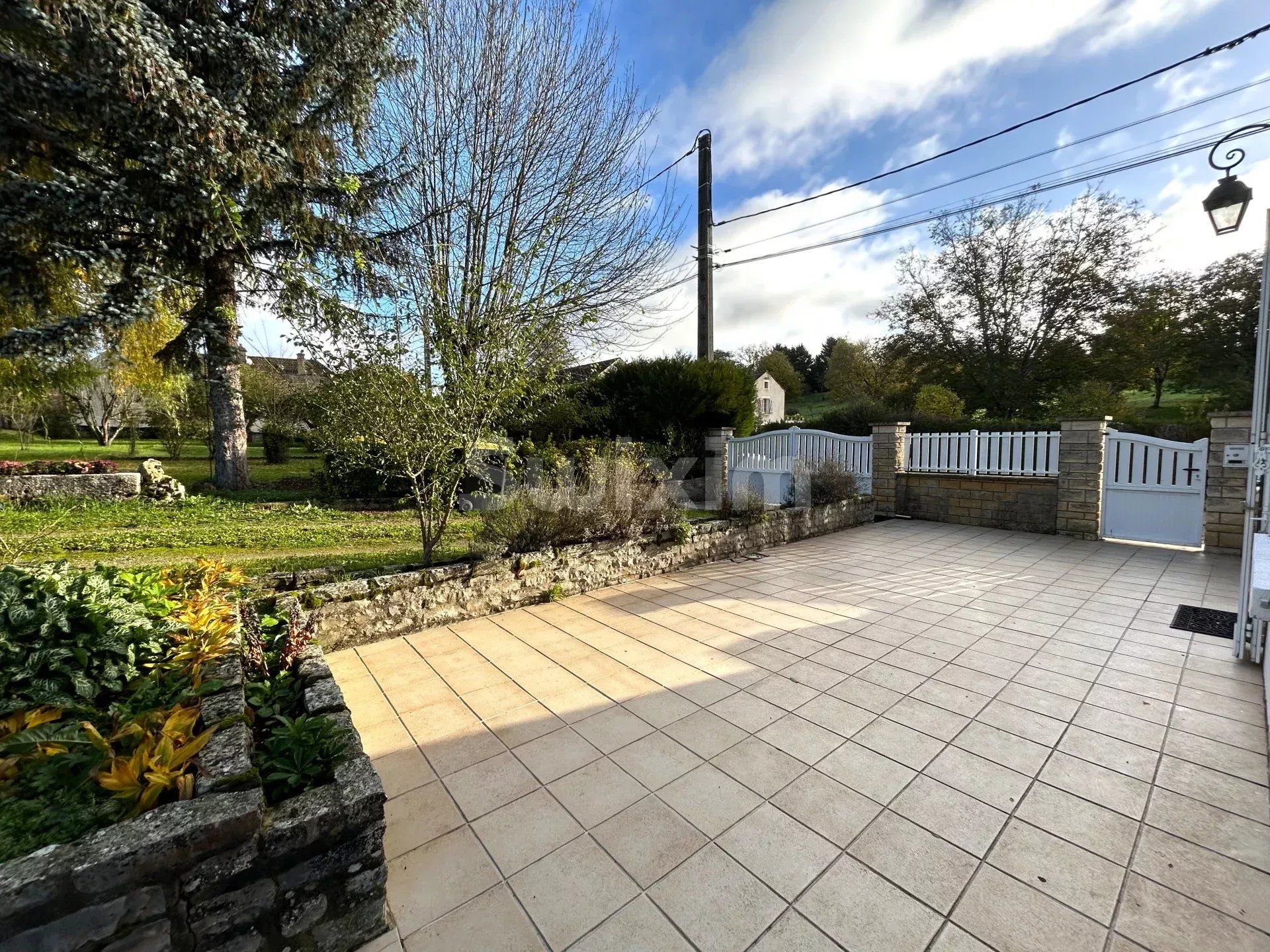 house 7 Rooms for sale on Girolles (89200)