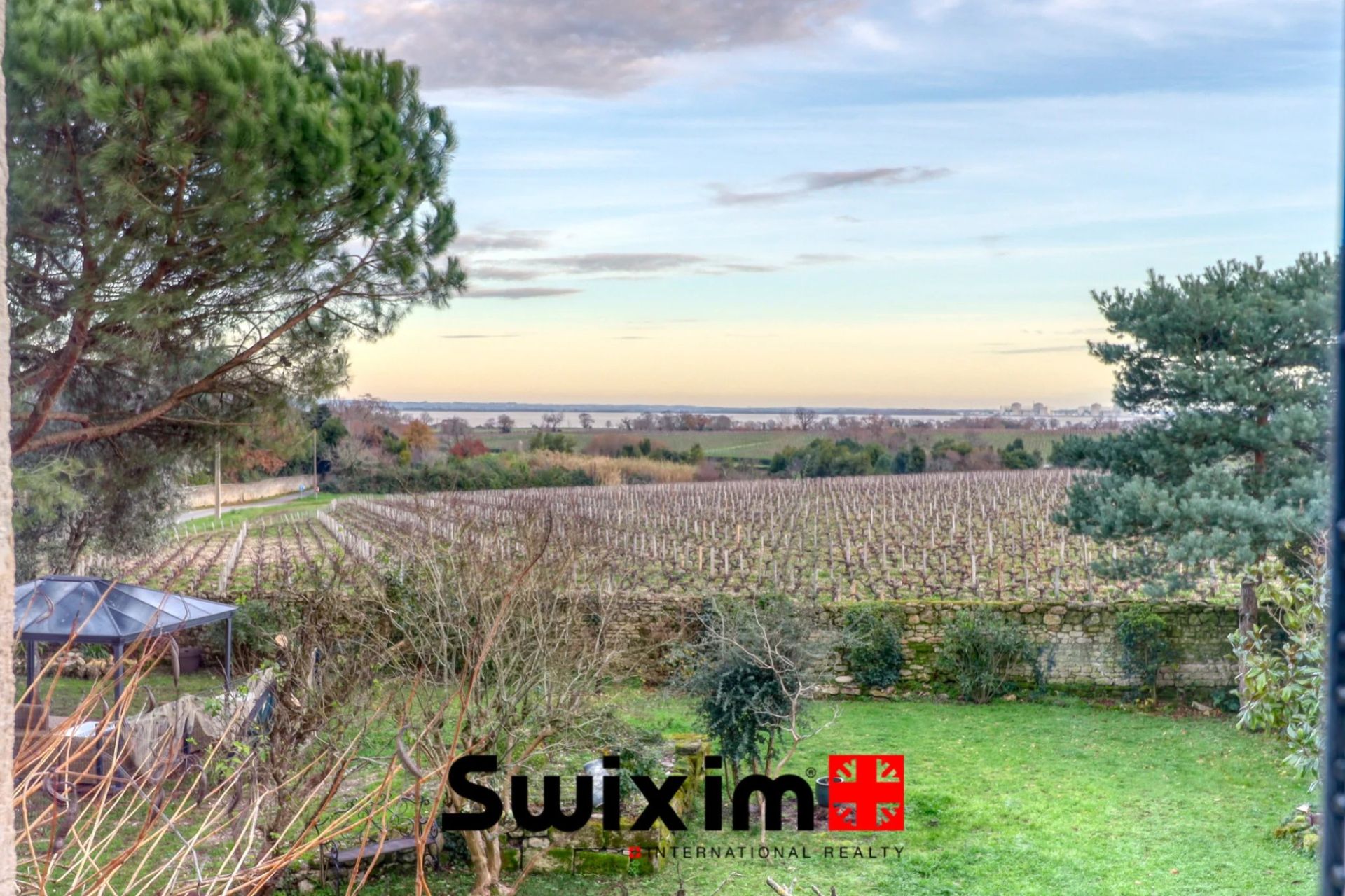 house 10 Rooms for sale on Saint-Estèphe (33180)