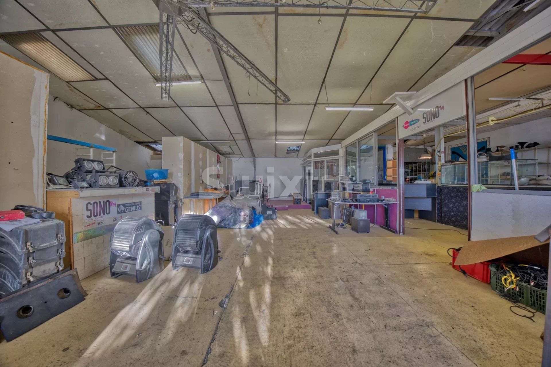 commercial local 4 Rooms for sale on Alès (30100)