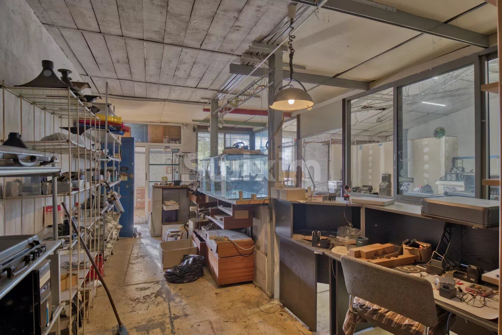 commercial local 4 Rooms for sale on Alès (30100)