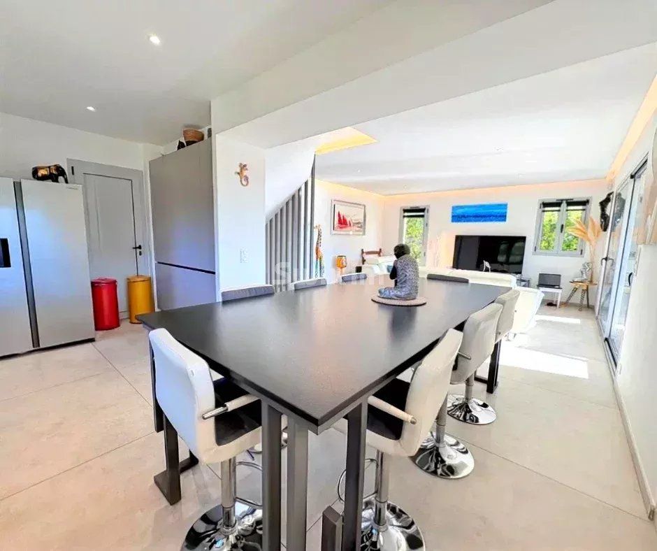 house 10 Rooms for sale on Sainte-Maxime (83120)