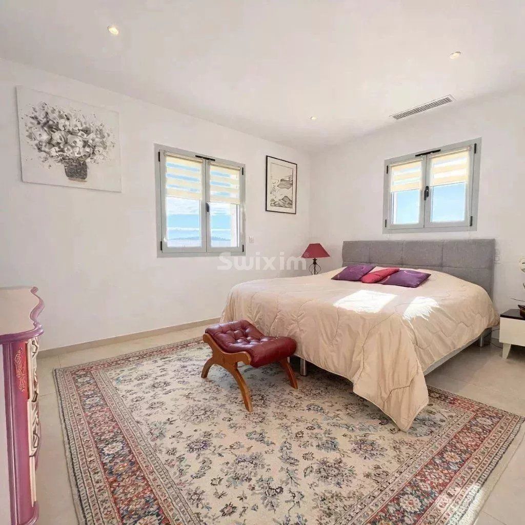 house 10 Rooms for sale on Sainte-Maxime (83120)