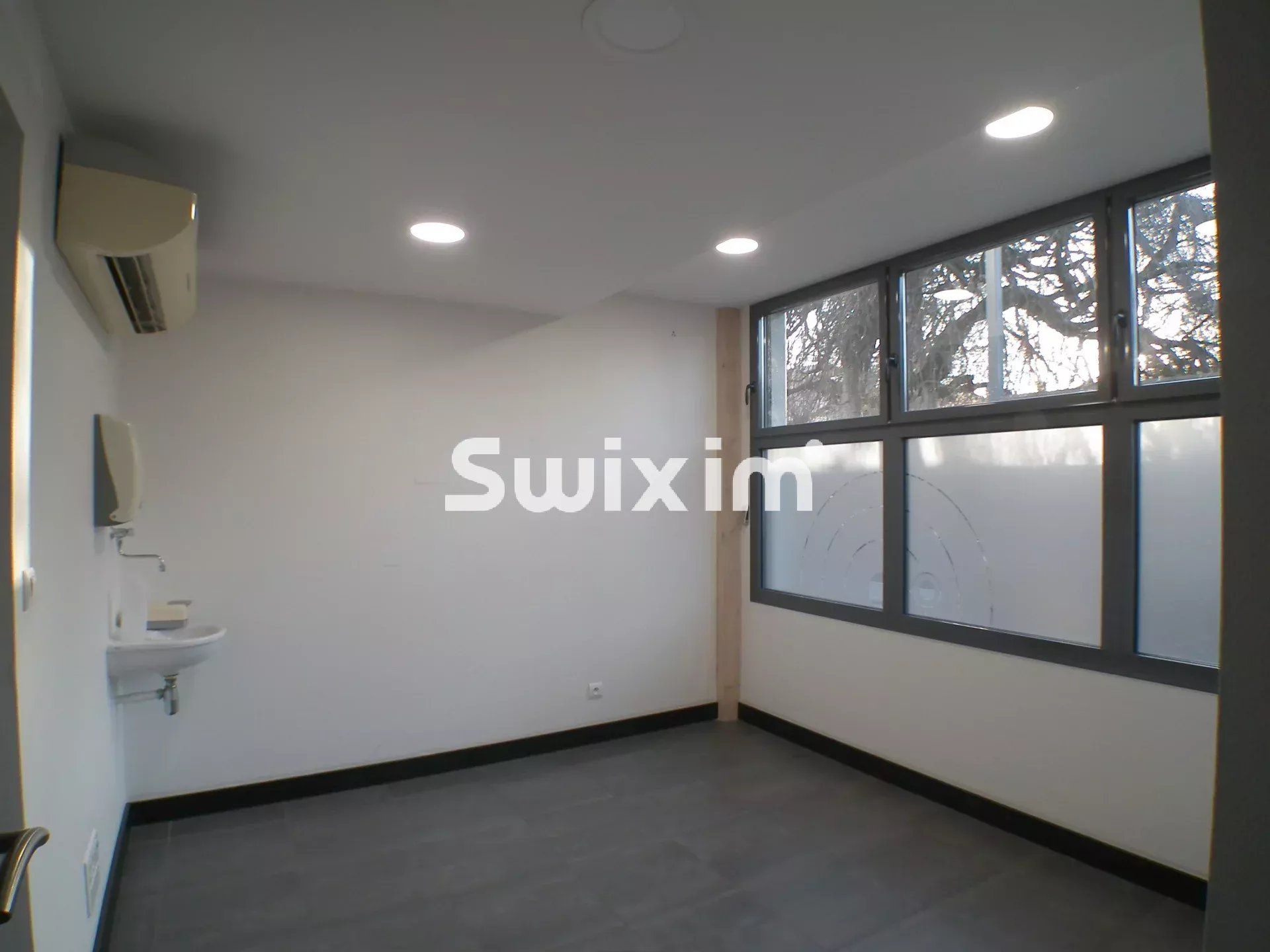 building 24 Rooms for sale on Lons-le-Saunier (39000)