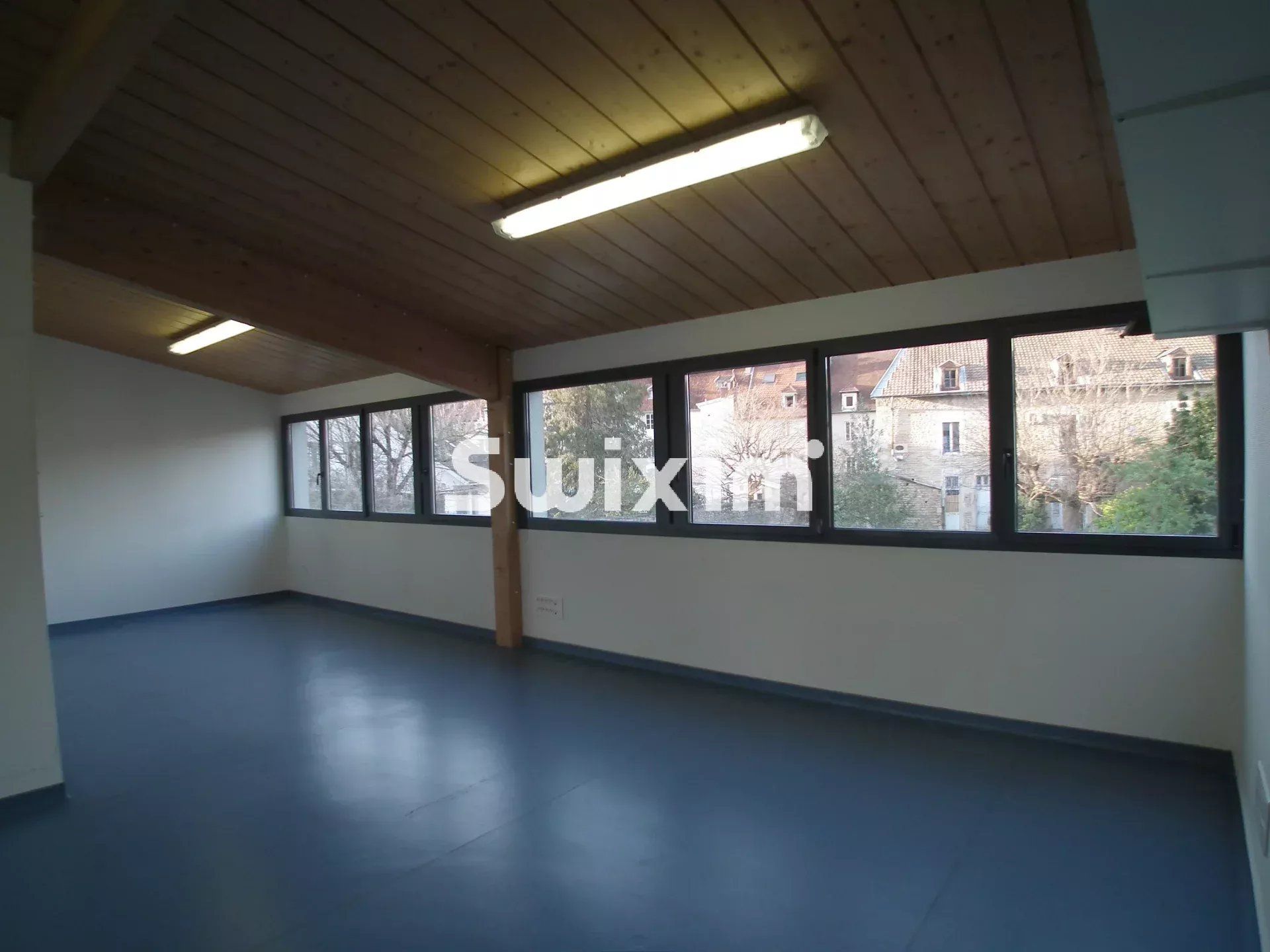 building 24 Rooms for sale on Lons-le-Saunier (39000)