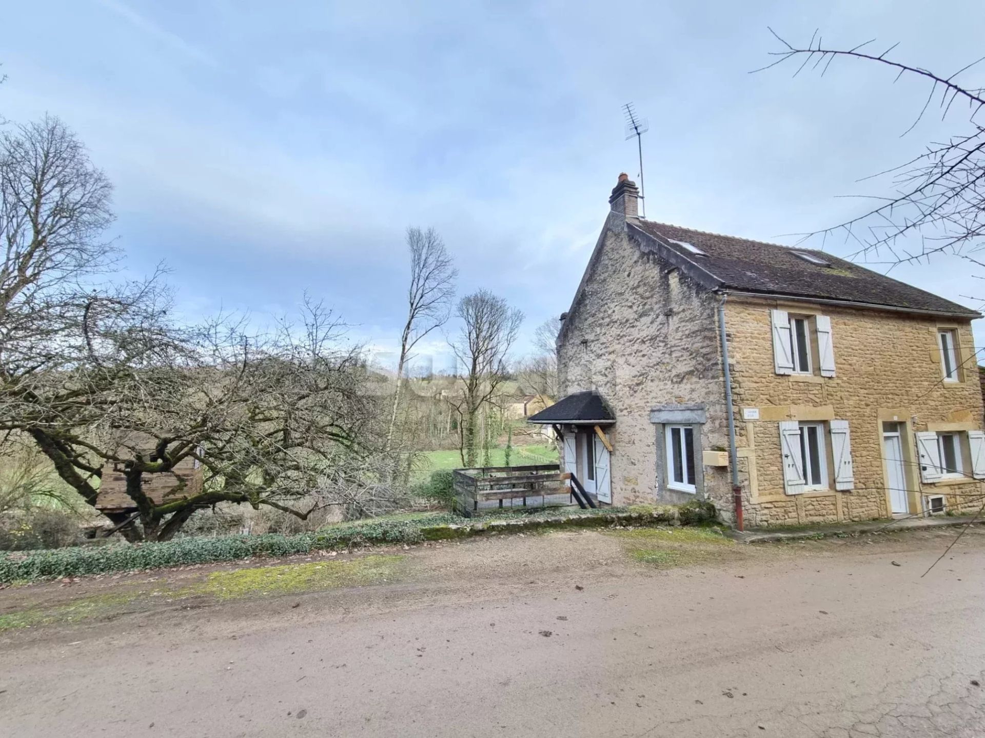 casa 7 Camere in vendita su Domecy-sur-le-Vault (89200)