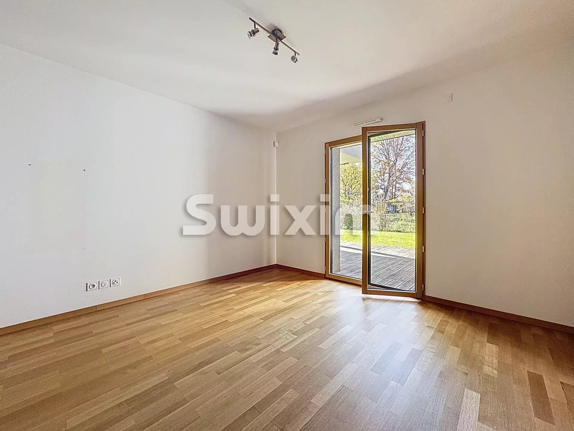 apartment 5 Rooms for sale on Prévessin-Moëns (01280)