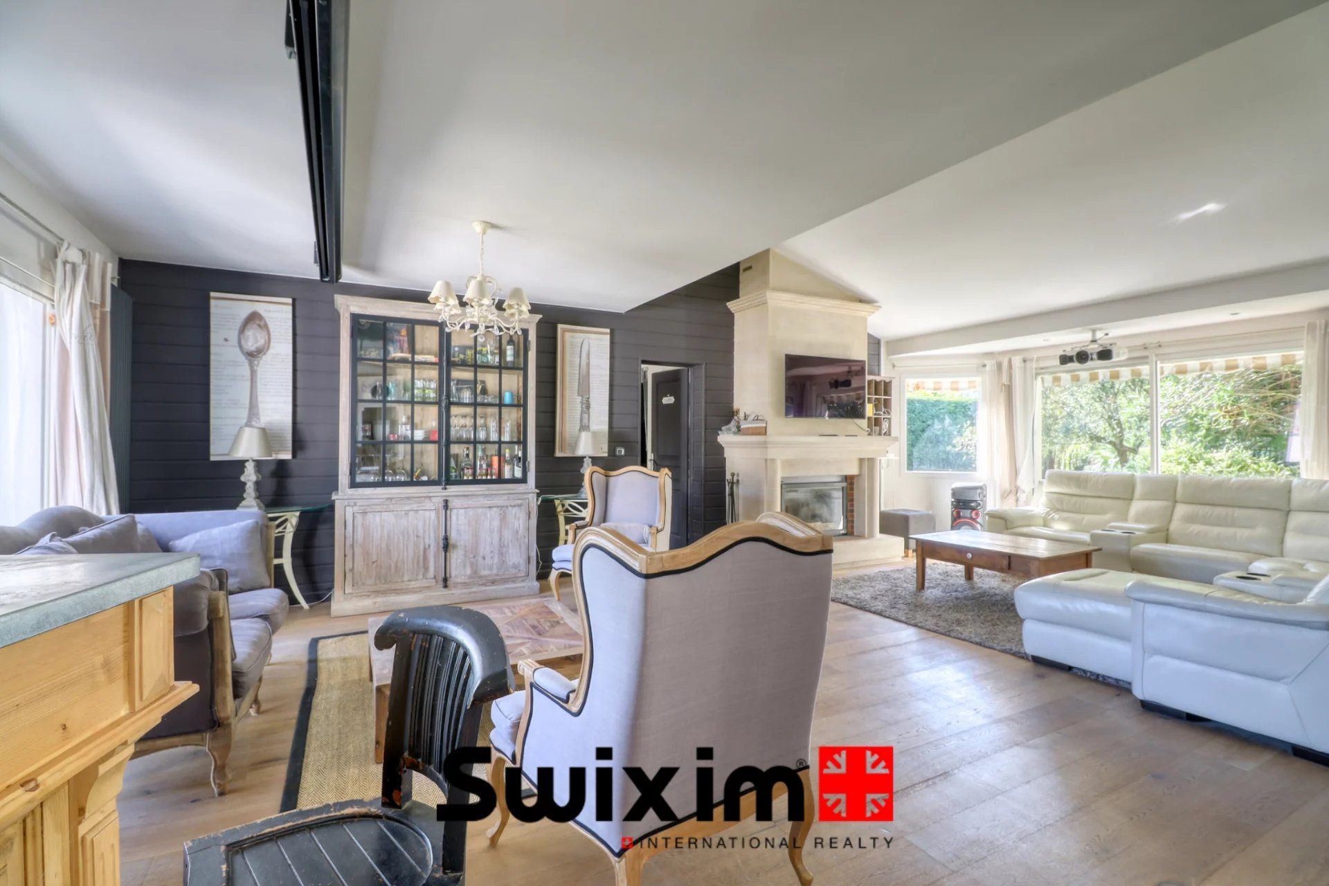 house 8 Rooms for sale on Saint-Estèphe (33180)