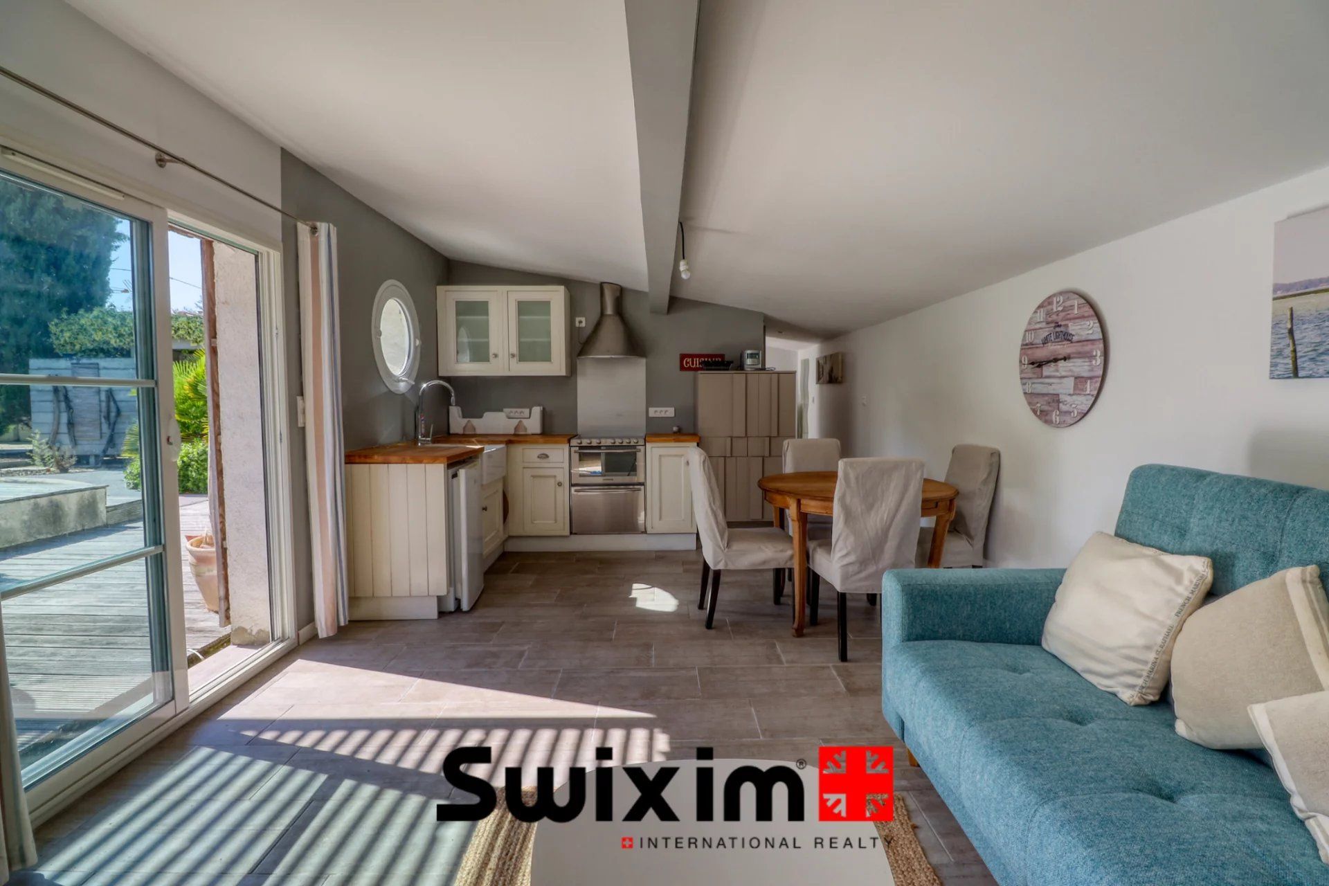 house 8 Rooms for sale on Saint-Estèphe (33180)