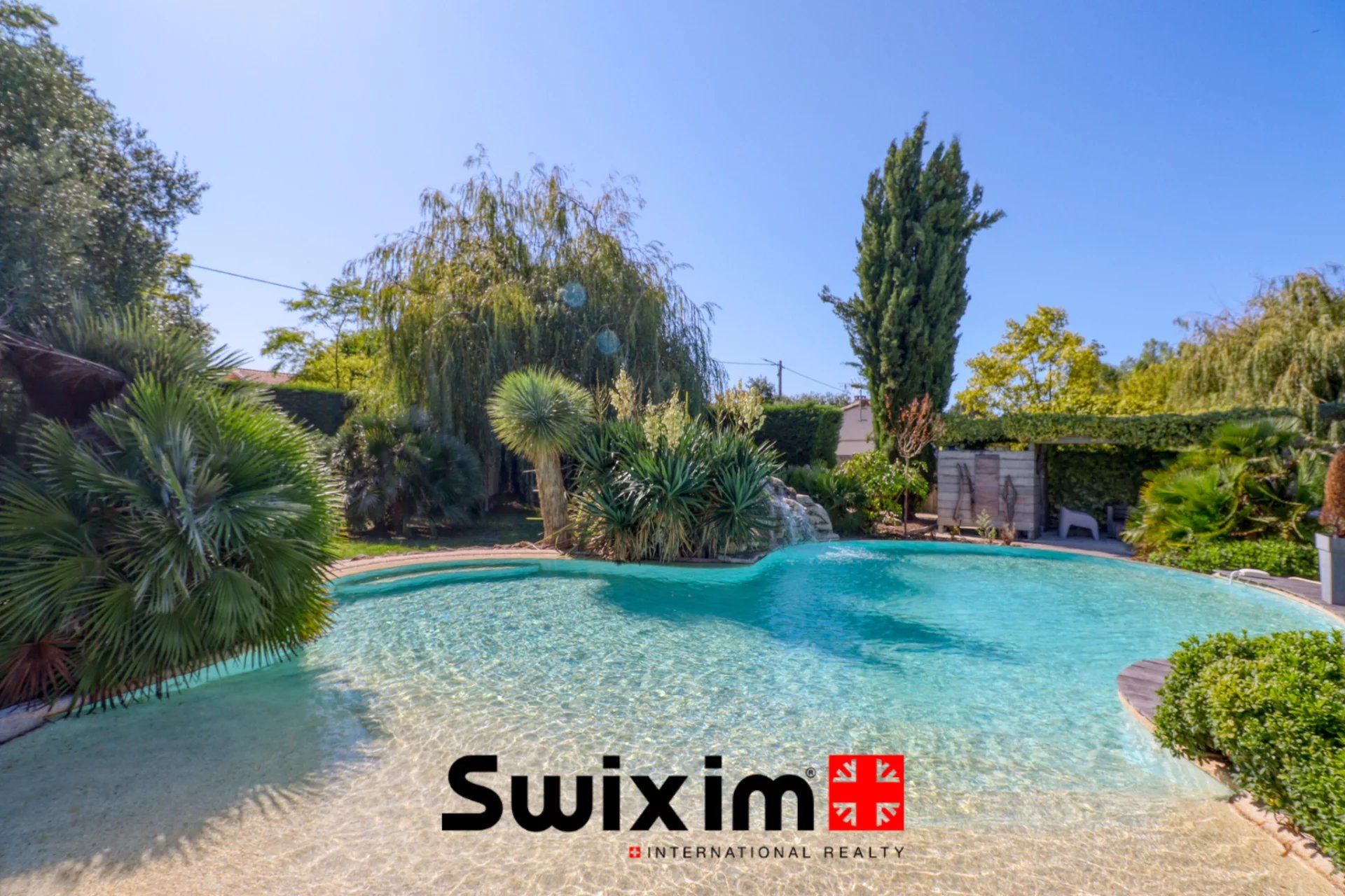 house 8 Rooms for sale on Saint-Estèphe (33180)