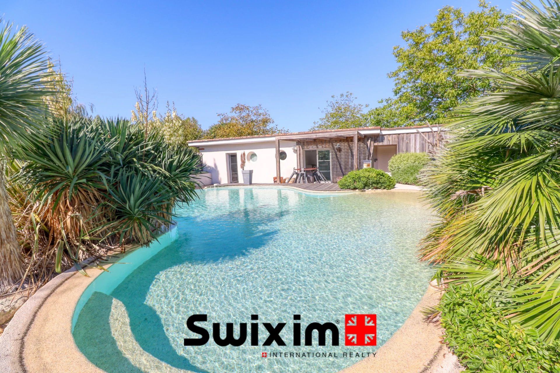 house 8 Rooms for sale on Saint-Estèphe (33180)