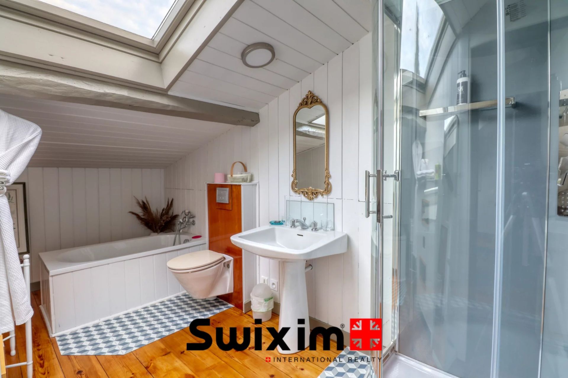 house 10 Rooms for sale on Saint-Estèphe (33180)