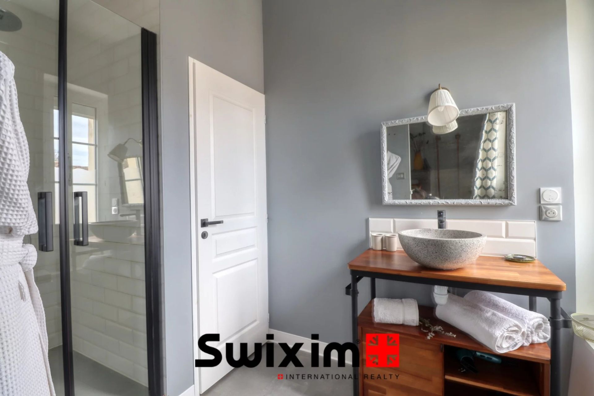 house 10 Rooms for sale on Saint-Estèphe (33180)