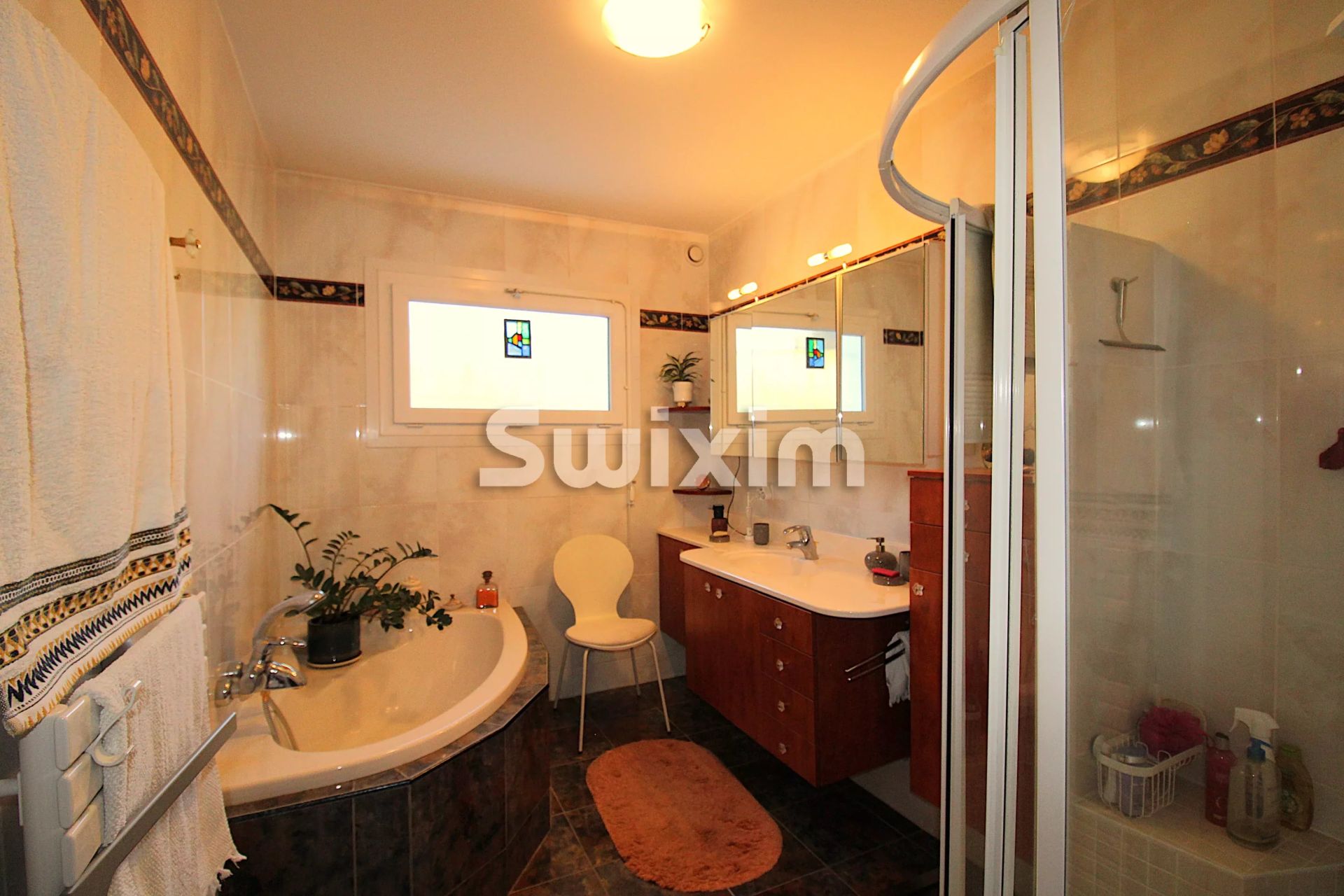 house 8 Rooms for sale on Poisy (74330)