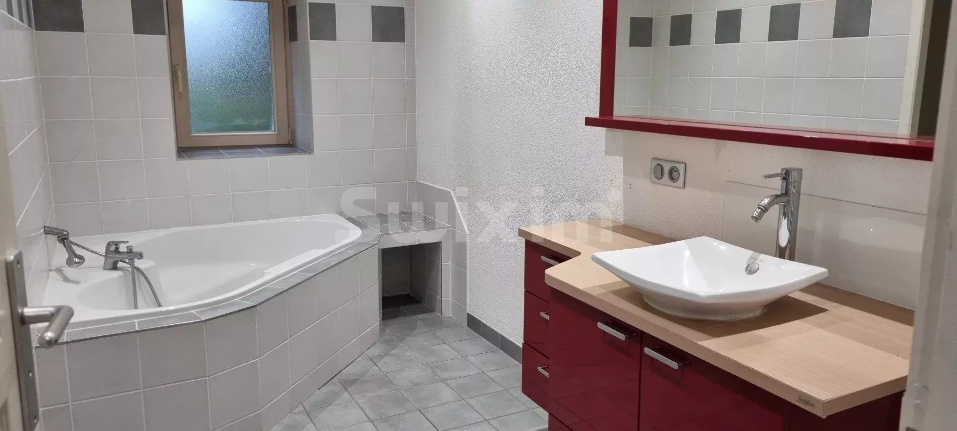 apartment 3 Rooms for sale on Lons-le-Saunier (39000)