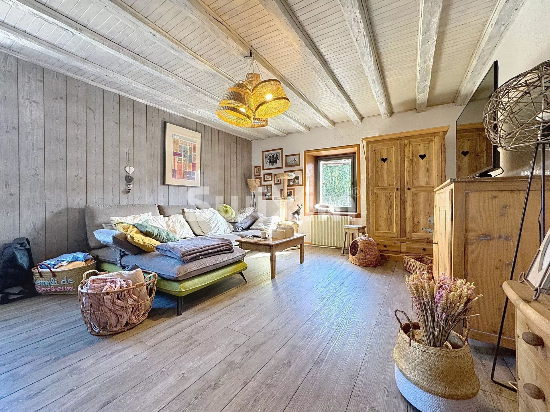 townhouse 8 Rooms for sale on Saint-Genis-Pouilly (01630)