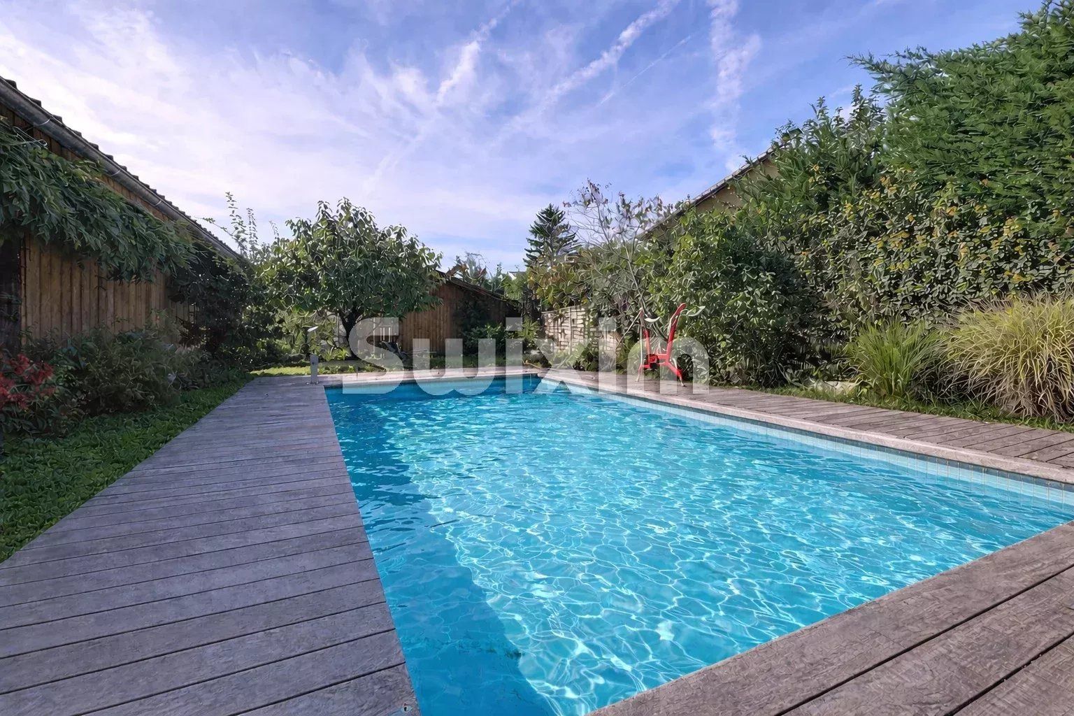 casa di città 8 Camere in vendita su Saint-Genis-Pouilly (01630)