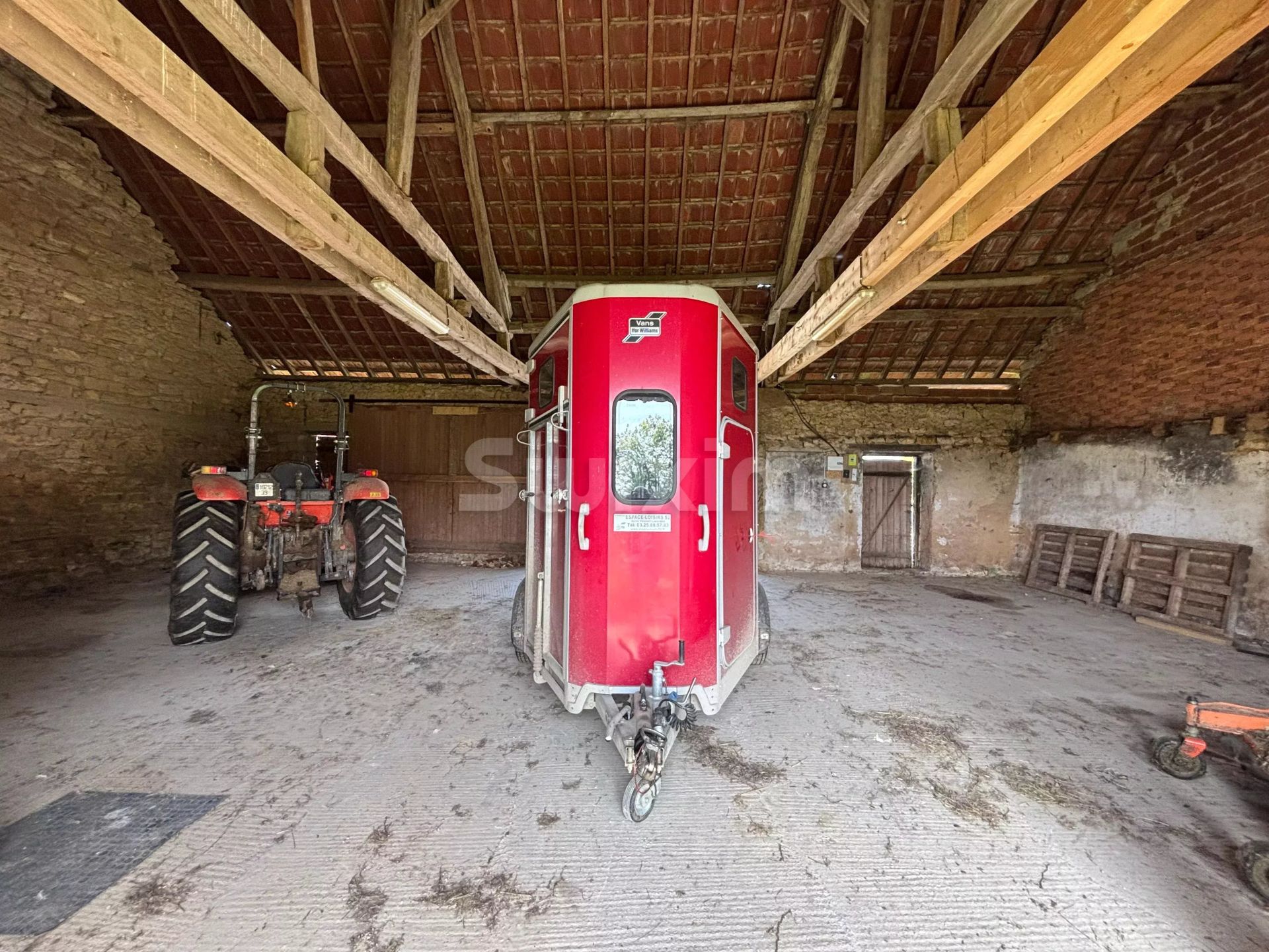 barn 1 room for sale on Chaumergy (39230)