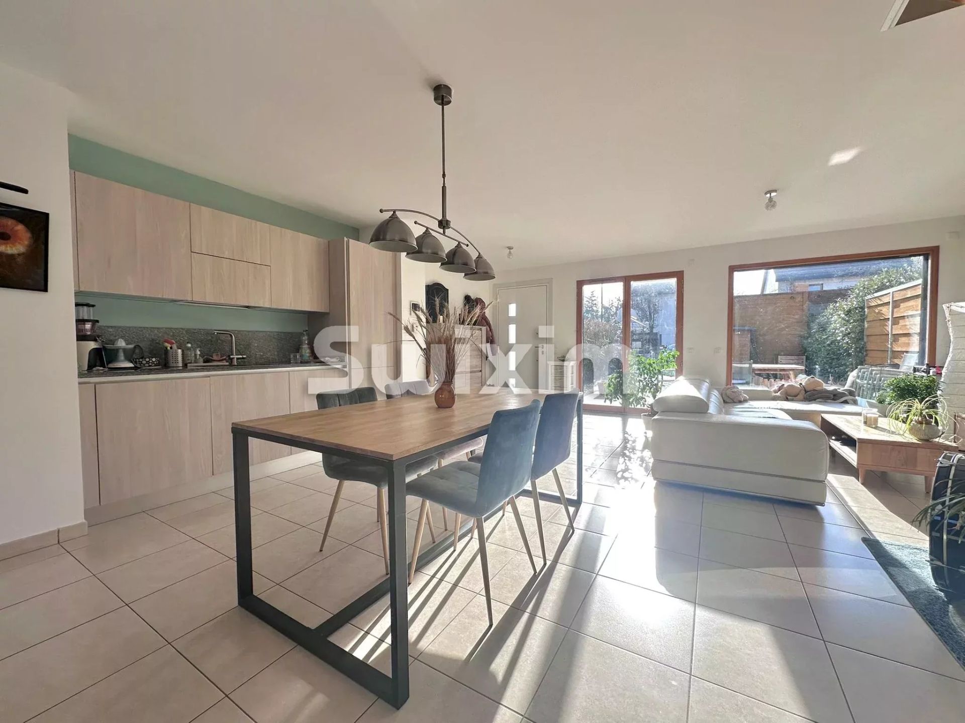 casa 5 Camere in affitto su Échenevex (01170)