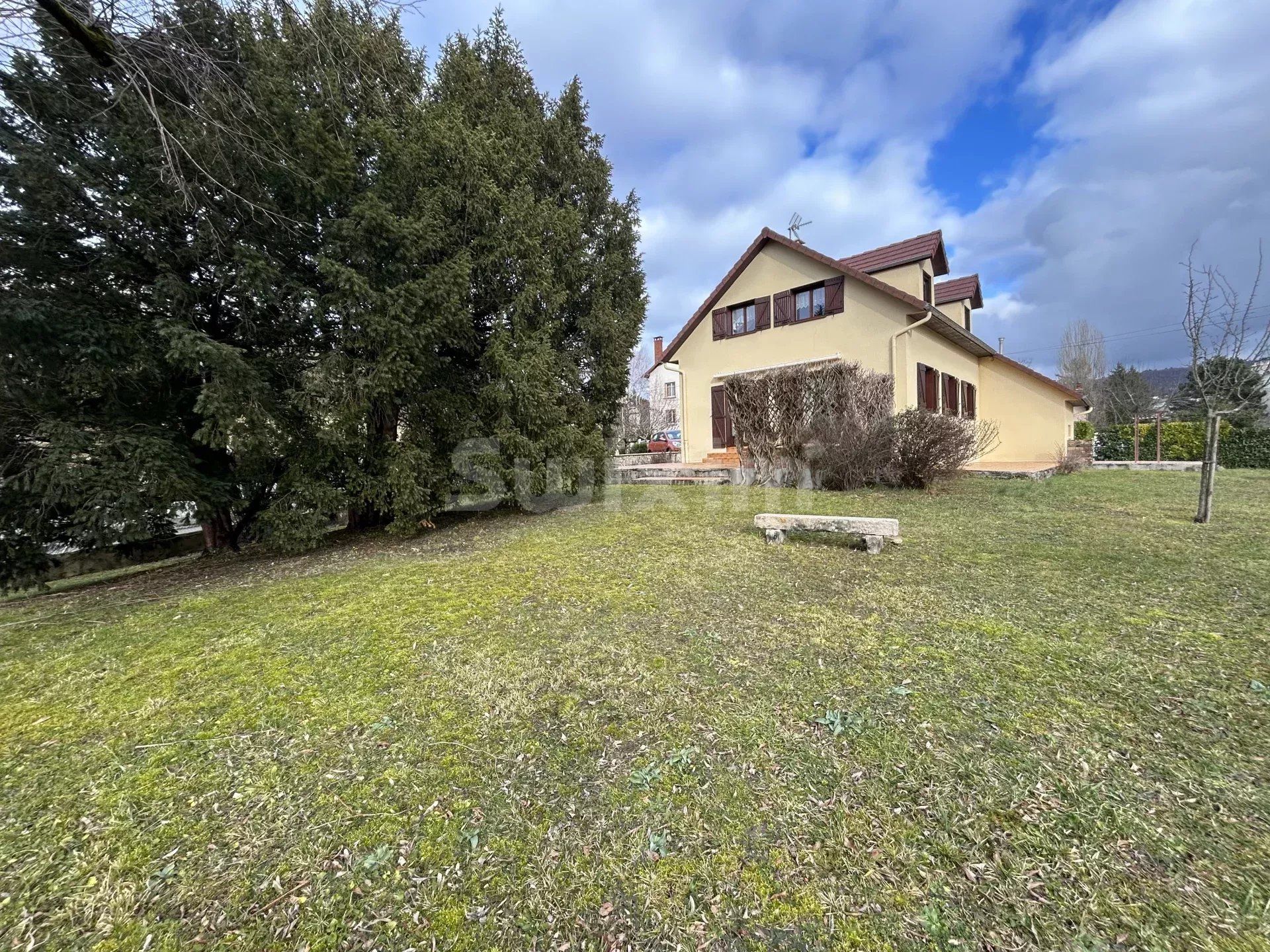 casa 6 Camere in vendita su Lons-le-Saunier (39000)