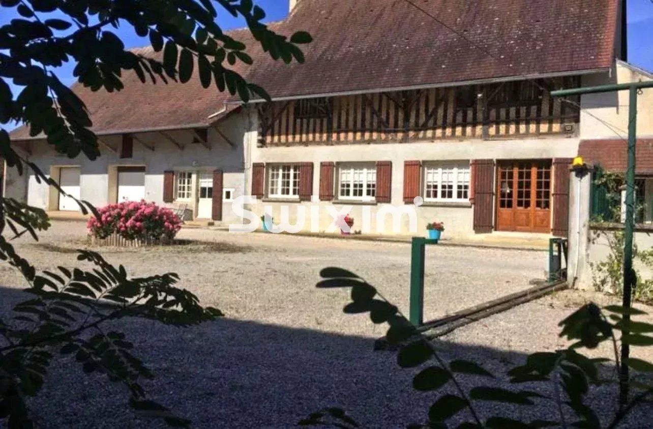 house 8 Rooms for sale on Commenailles (39140)