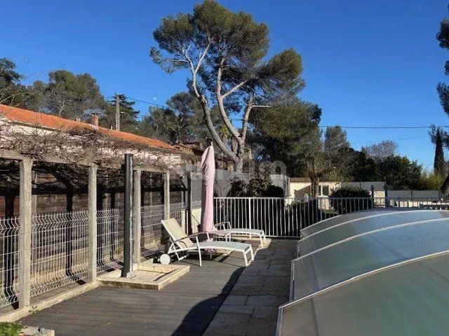 house 6 Rooms for sale on Nîmes (30000)