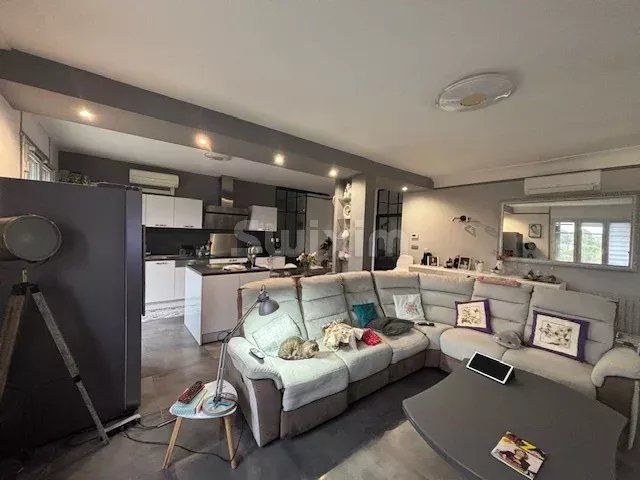 house 6 Rooms for sale on Nîmes (30000)