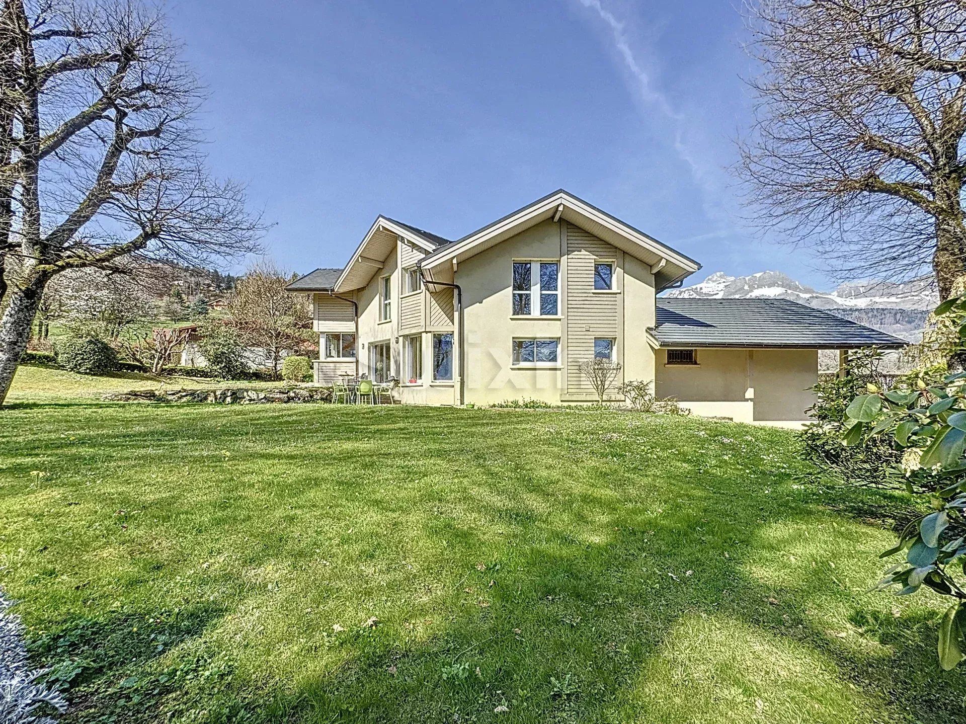 house 10 Rooms for sale on Sallanches (74700)